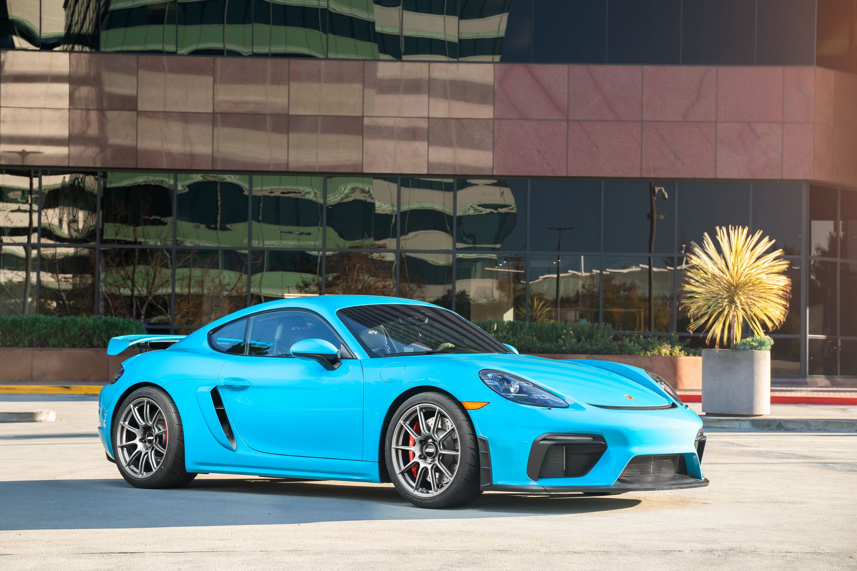 Blue Porsche 718 Cayman GT4 with 19" SM-10 Apex wheels in Anthracite
