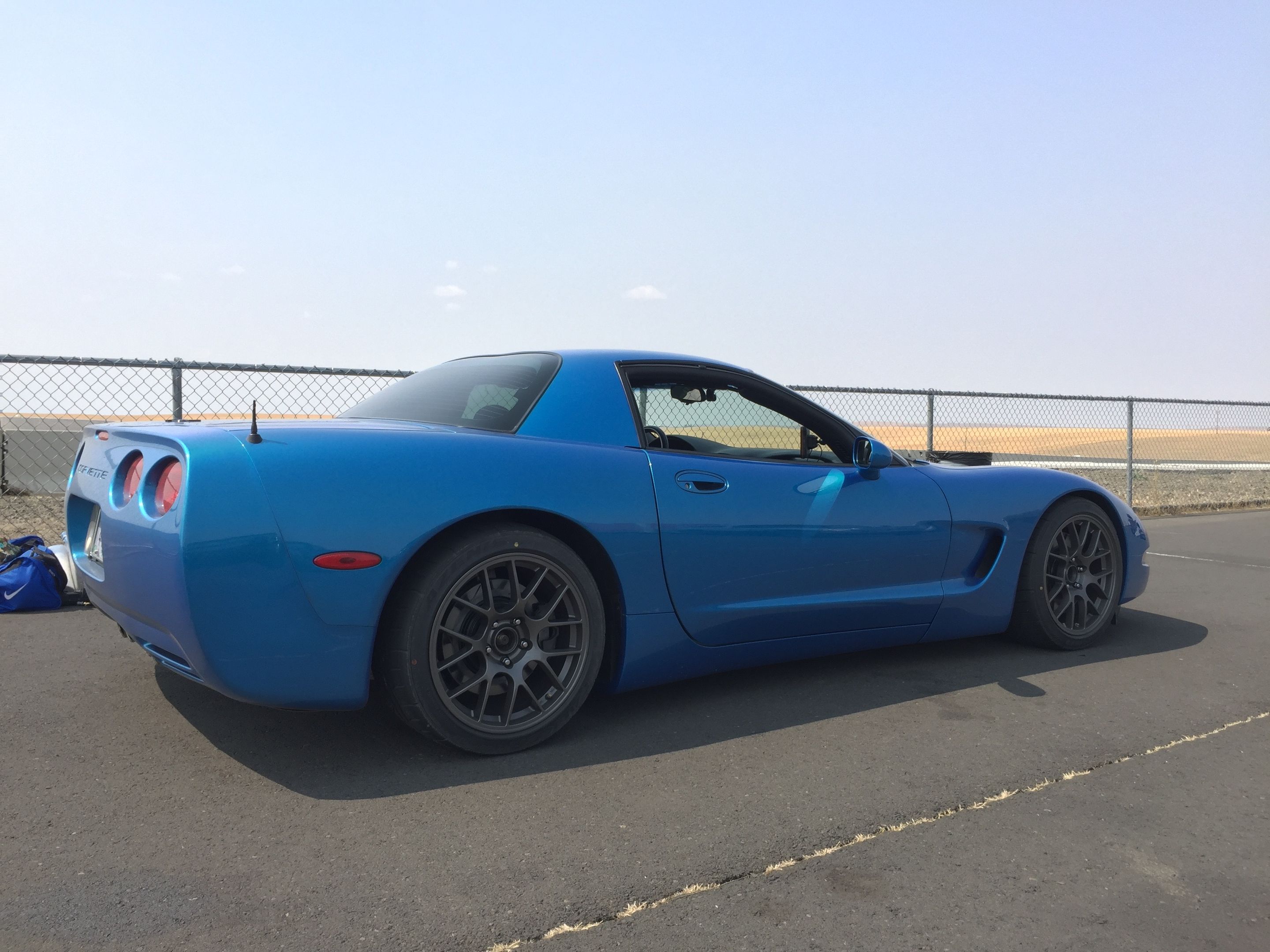 Blue Chevrolet C5 Corvette Base/Z51 with 18" EC-7 Apex wheels in Anthracite