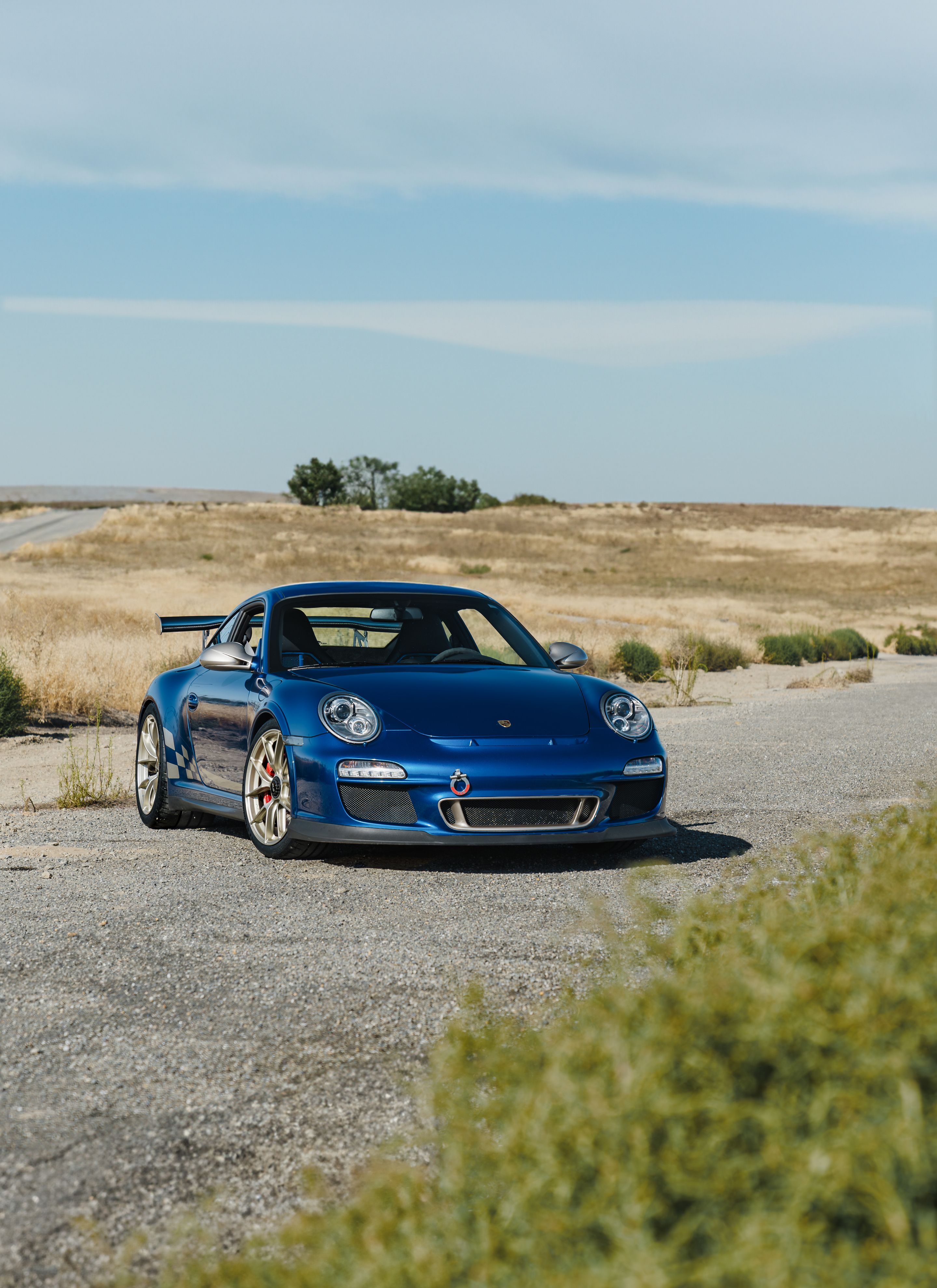 Blue Porsche 911 997 GT3 RS with 19" VS-5RS Apex wheels in Motorsport Gold