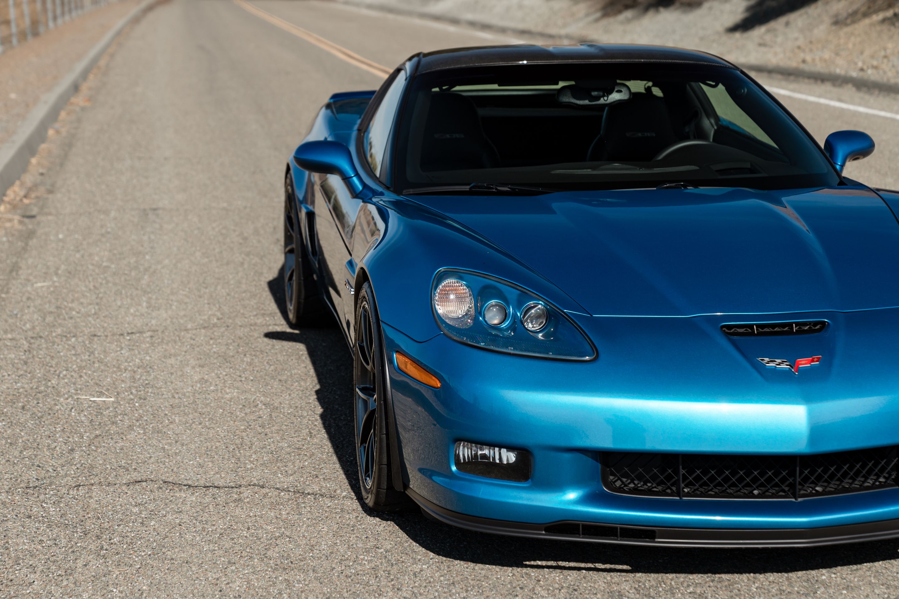 Blue Chevrolet C6 Corvette Z06 with 19" VS-5RS Apex wheels in Anthracite