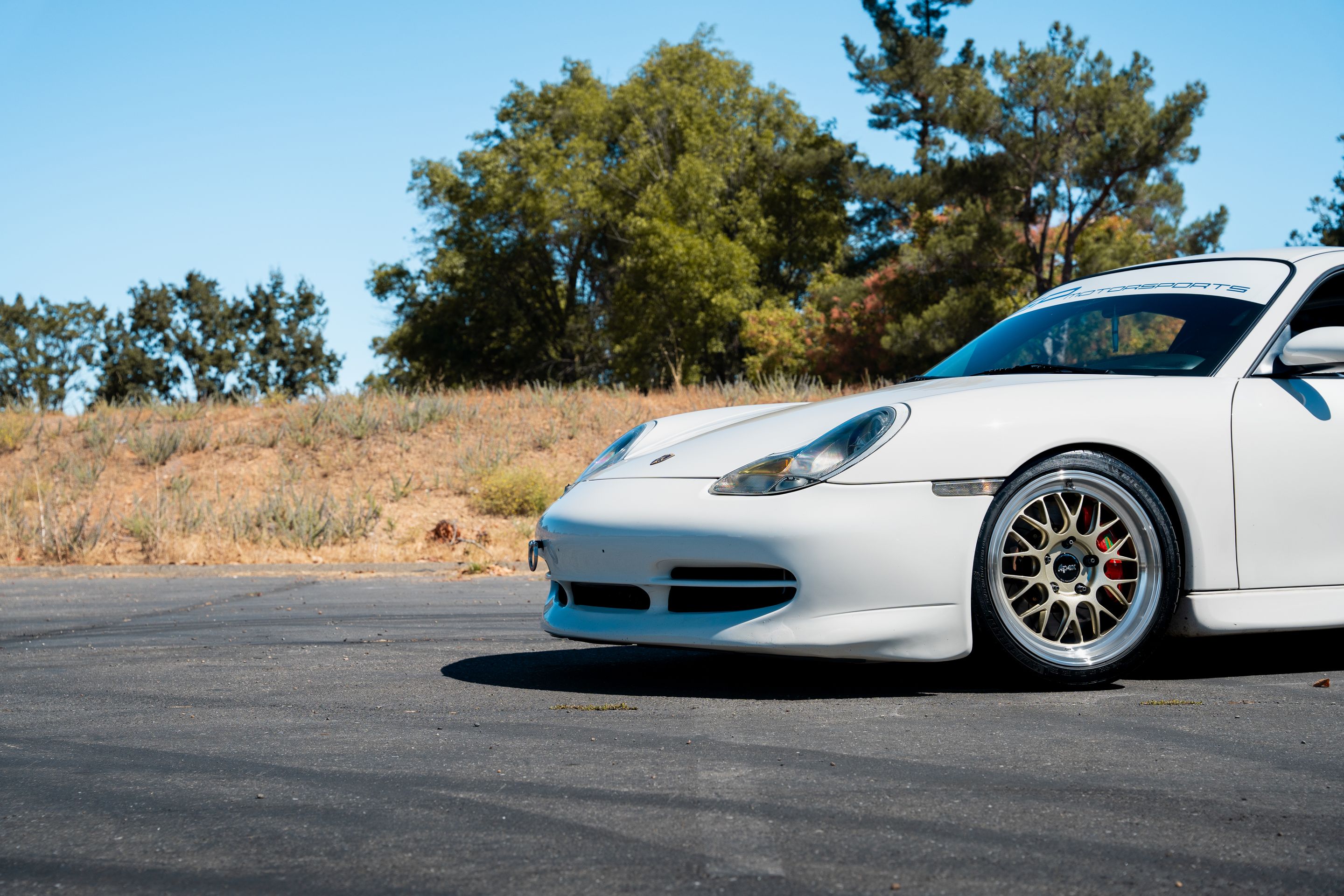 White Porsche 911 996 Carrera with 18" ML-10RT Apex wheels in Machined Lip Gloss Motorsport Gold