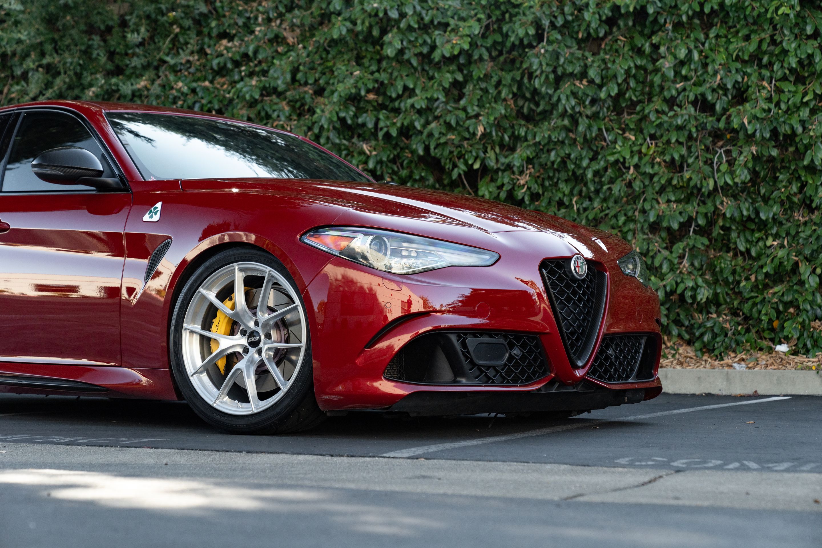 Red Alfa Romeo Giulia Quadrifoglio with 19" VS-5RS Apex wheels in Brushed Clear