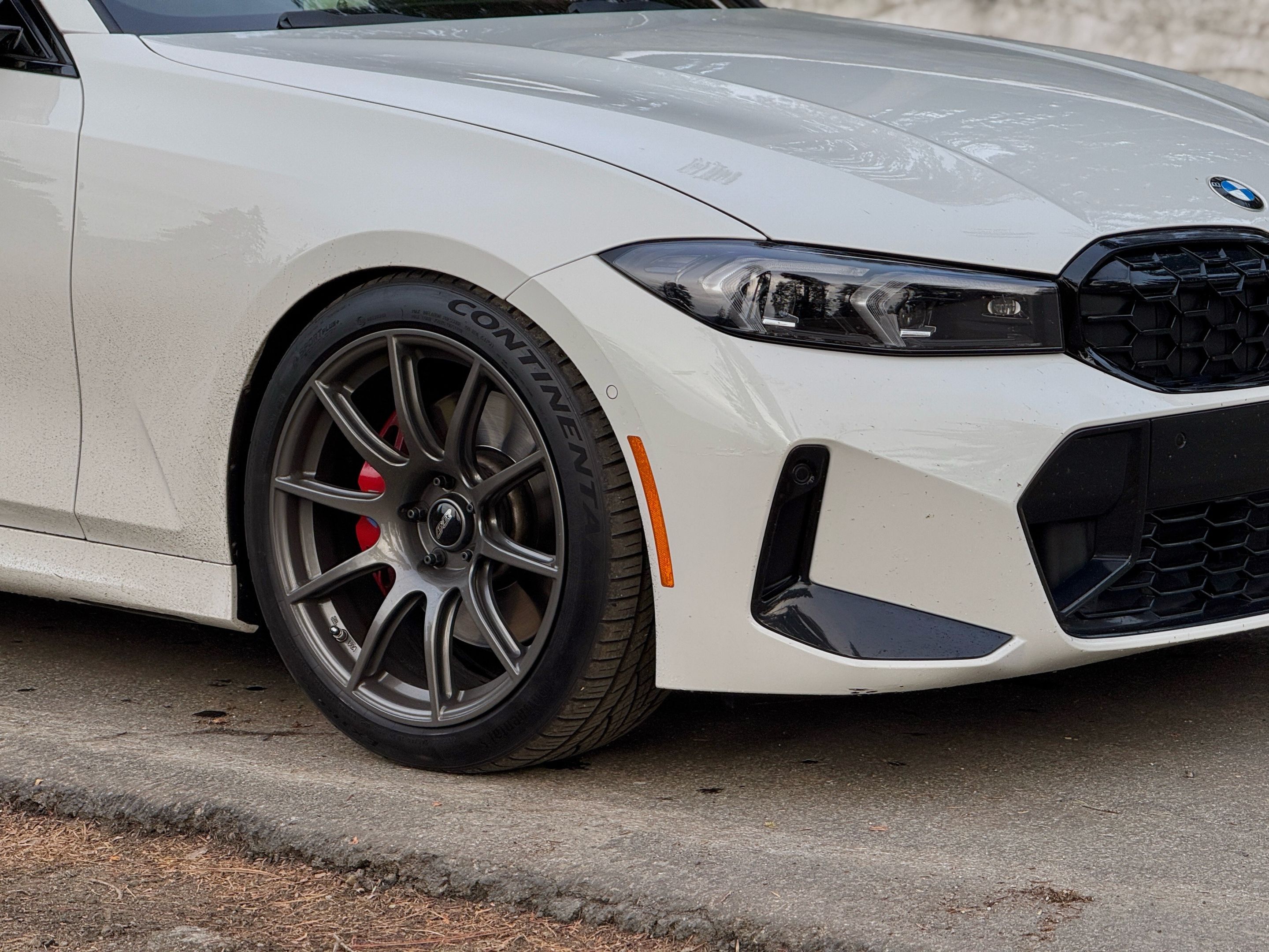 White BMW G20 Sedan 3 Series with 19" SM-10 Apex wheels in Anthracite