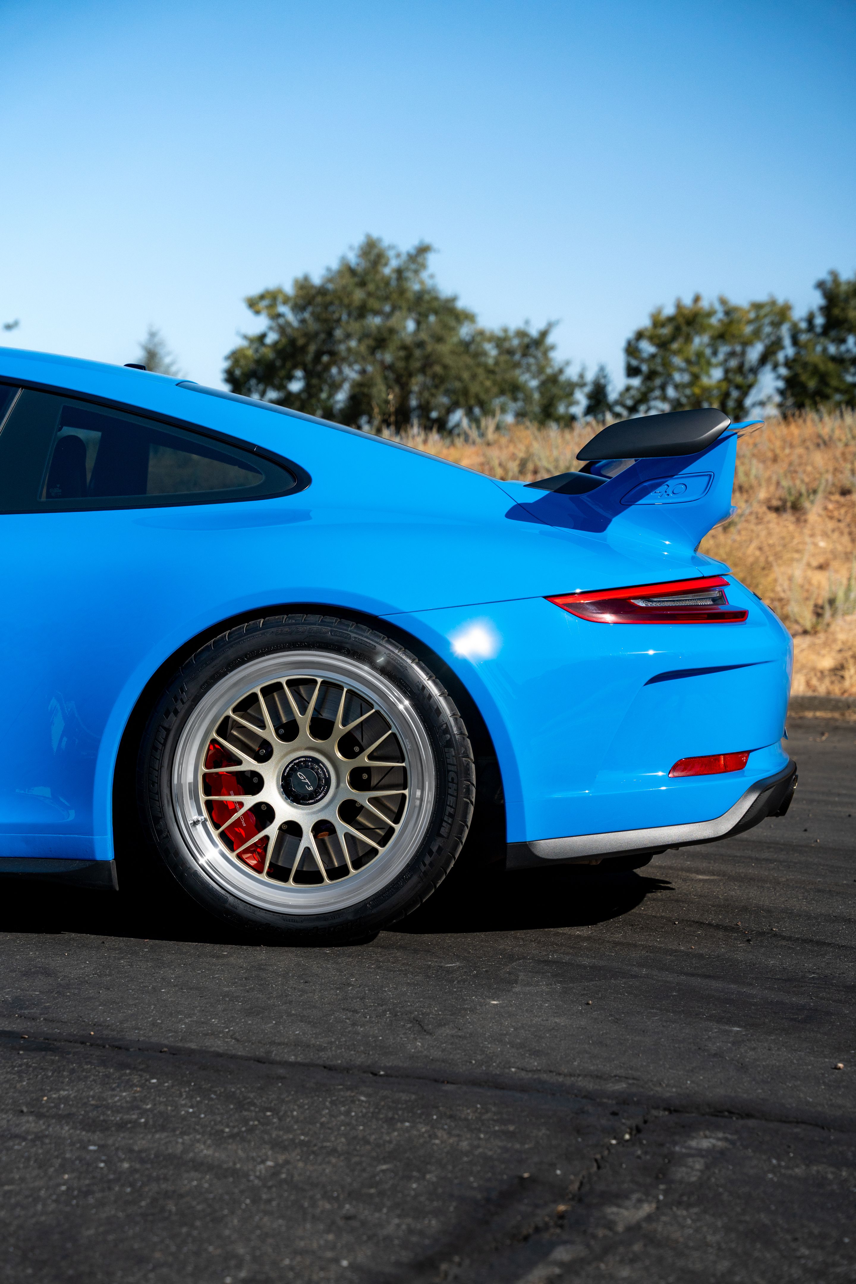 Blue Porsche 911 991.2 GT3 with 19" ML-10RT Apex wheels in Machined Lip Gloss Motorsport Gold