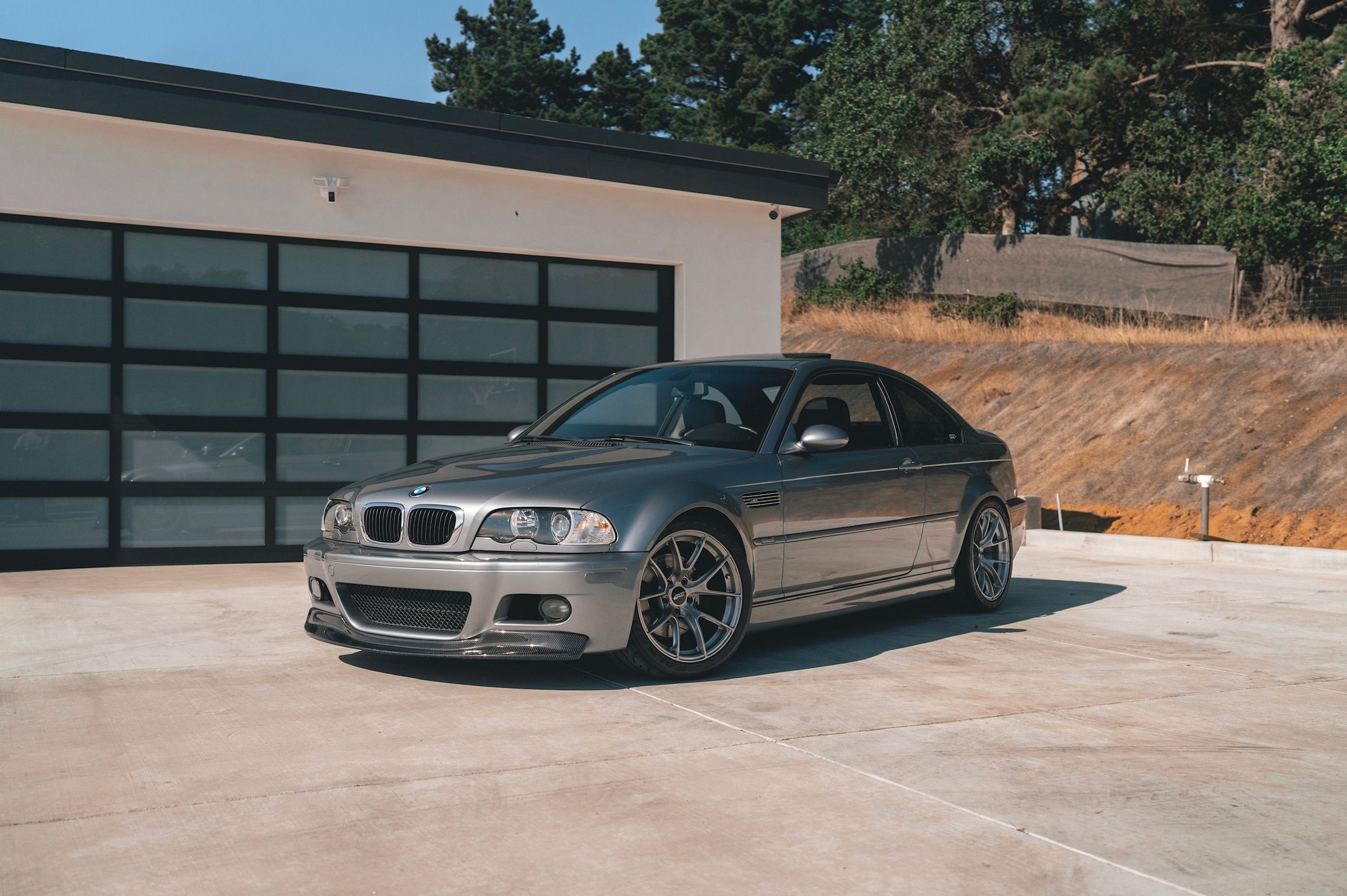 Silver BMW E46 M3 with 18" VS-5RS Apex wheels in Brushed Clear