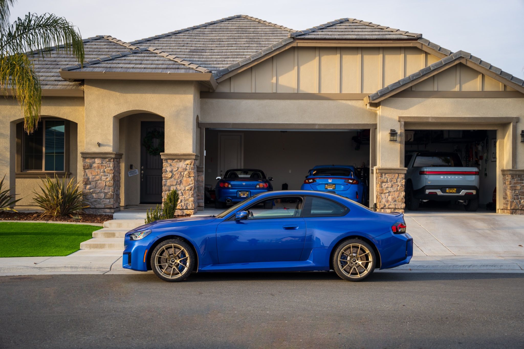 Blue BMW G87 M2 with 19" VS-5RS Apex wheels in Motorsport Gold