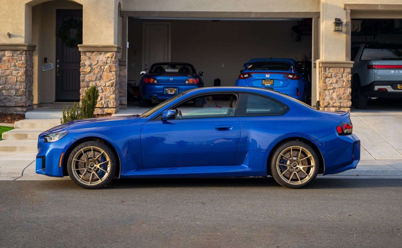 Blue BMW G87 M2 with 19" VS-5RS Apex wheels in Motorsport Gold