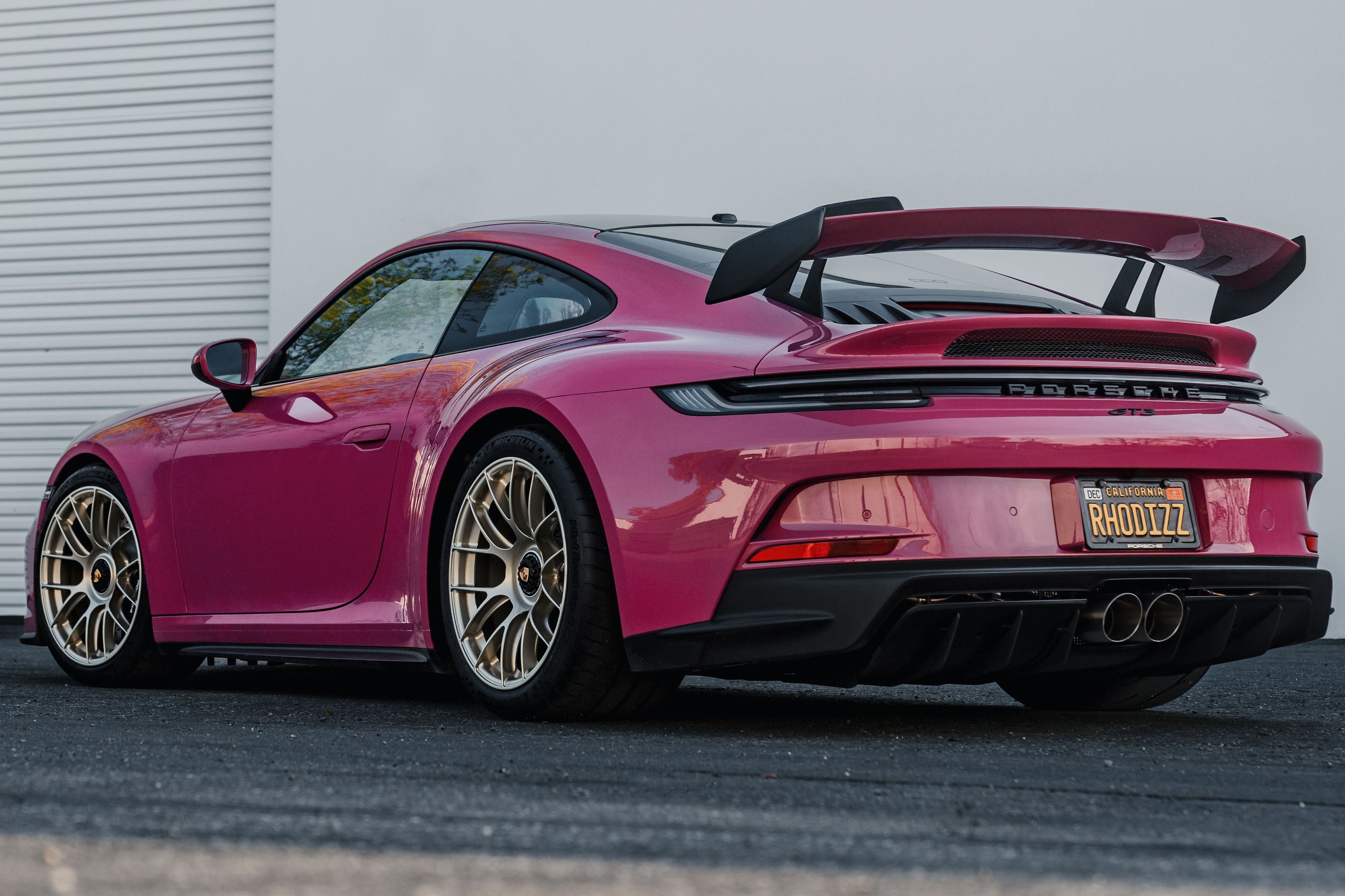 Pink Porsche 911 992.1 GT3 with 19" EC-7RS Apex wheels in Motorsport Gold