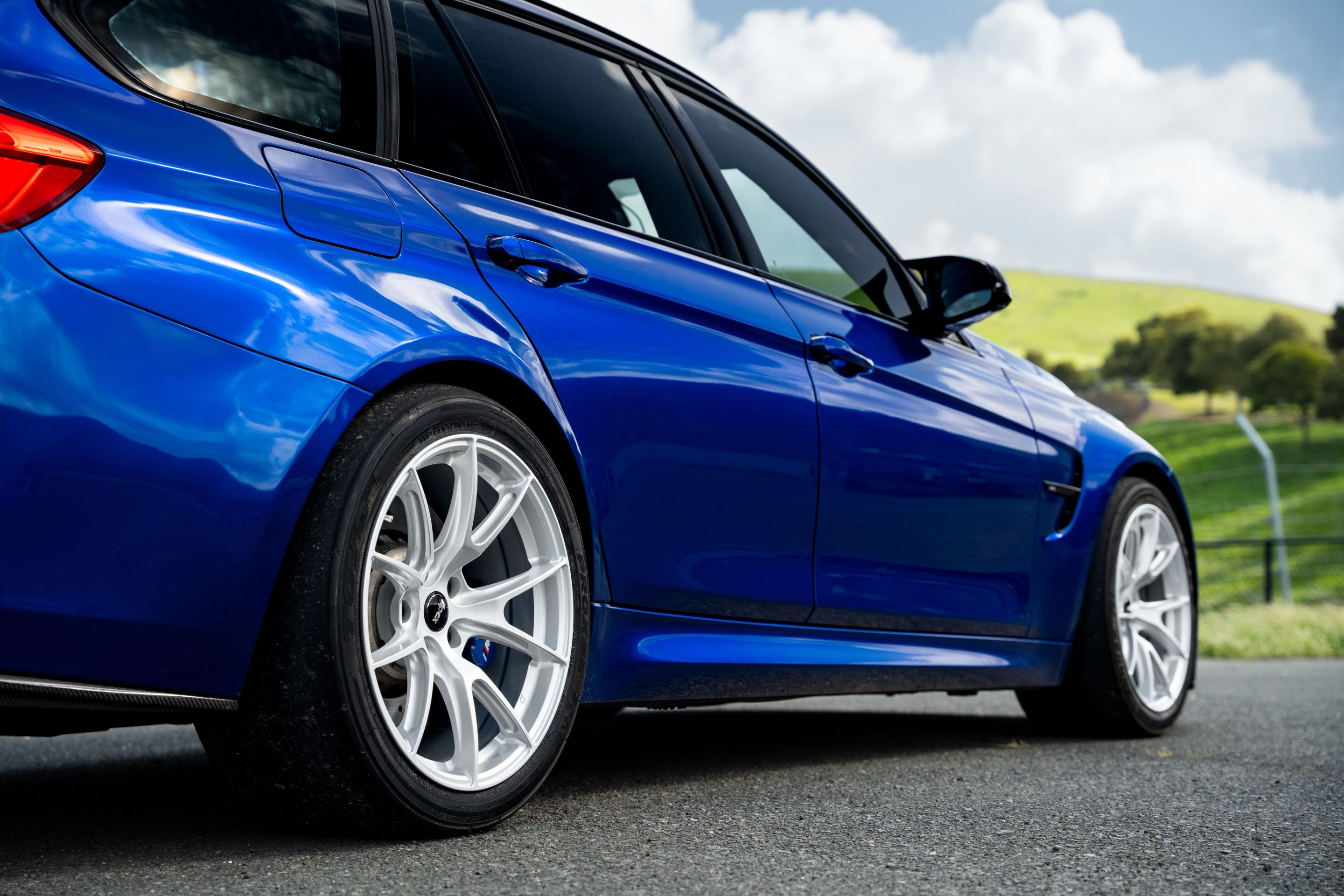 Blue BMW F80 M3 with 18" VS-5 Apex wheels in Race Silver