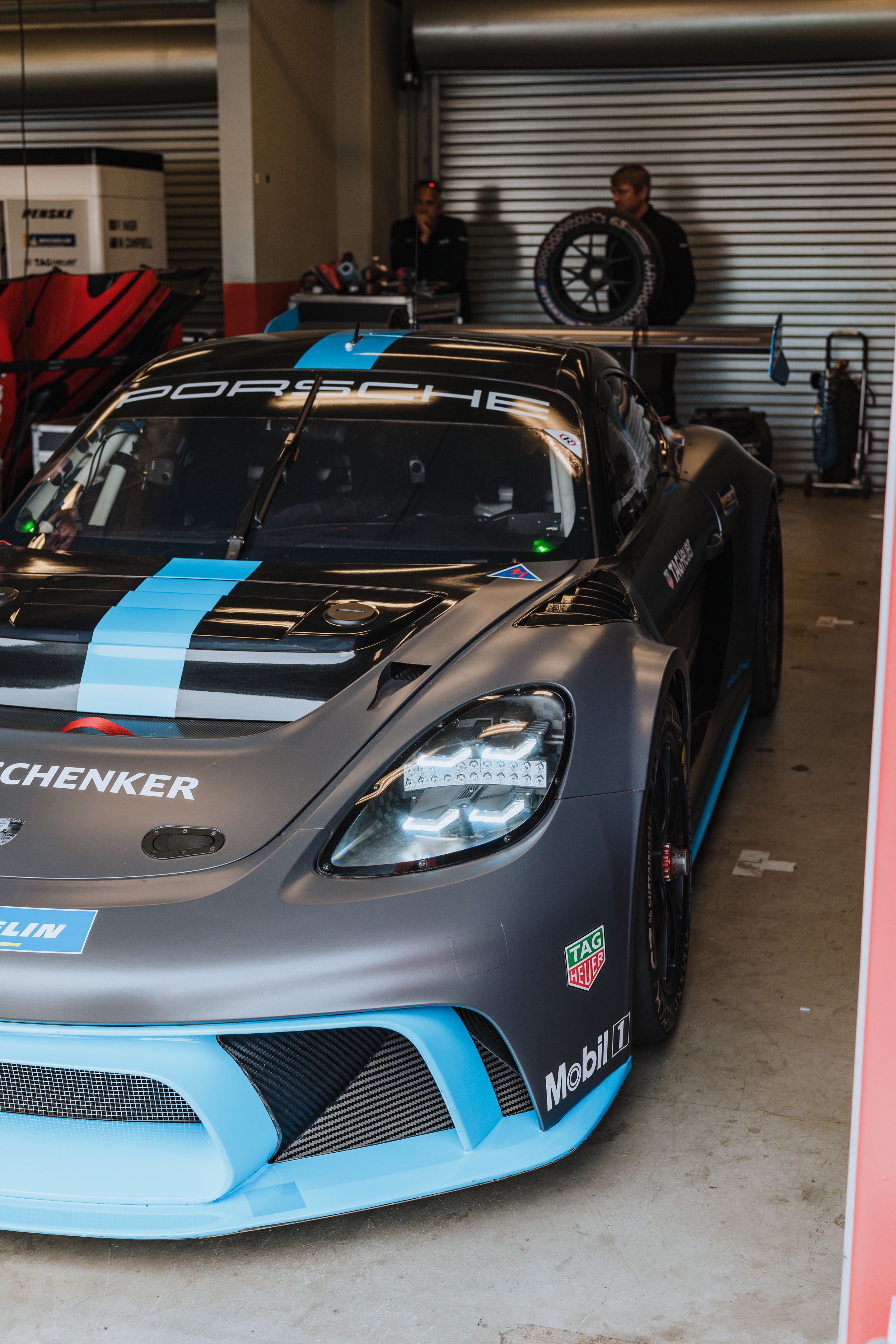 White Porsche 911 996 GT2 with 18" EC-7RS Apex wheels in Anthracite