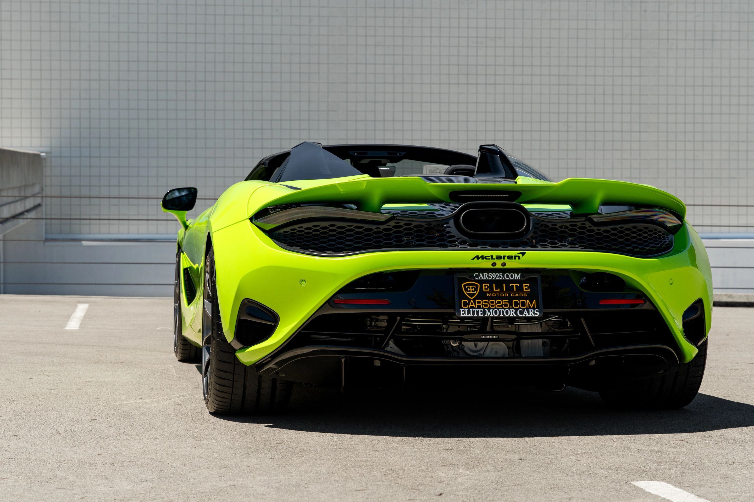 Green McLaren 750S with 19"/20" VS-5RS Apex wheels in Anthracite