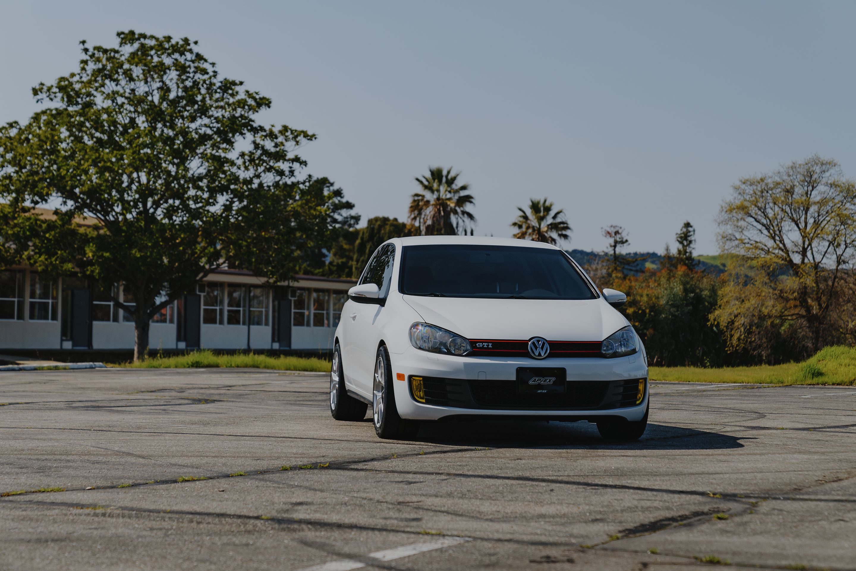 White VW MK6 GTI with 17" VS-5RS Apex wheels in Brushed Clear