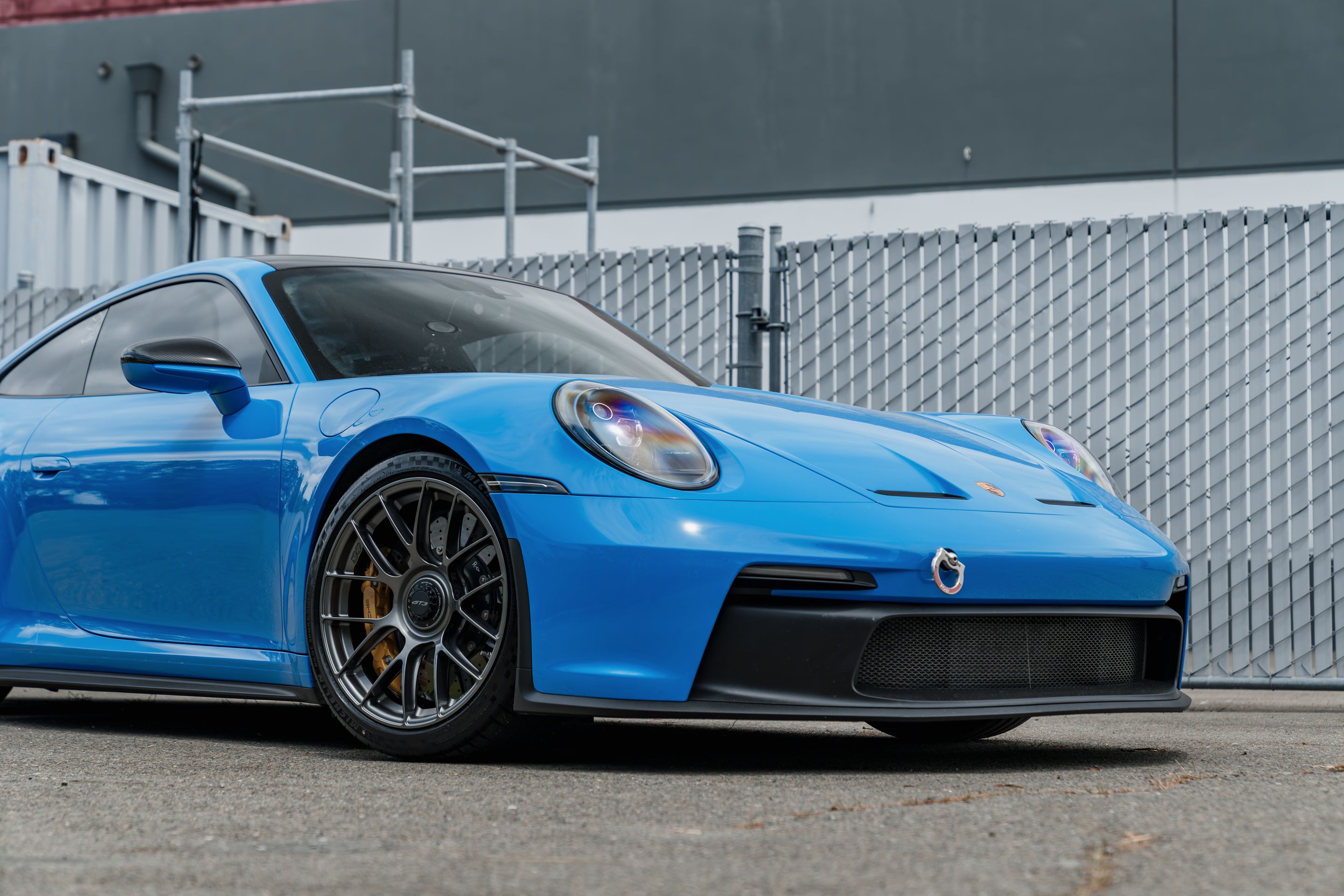 Blue Porsche 911 992.1 GT3 with 19" EC-7RS Apex wheels in Anthracite
