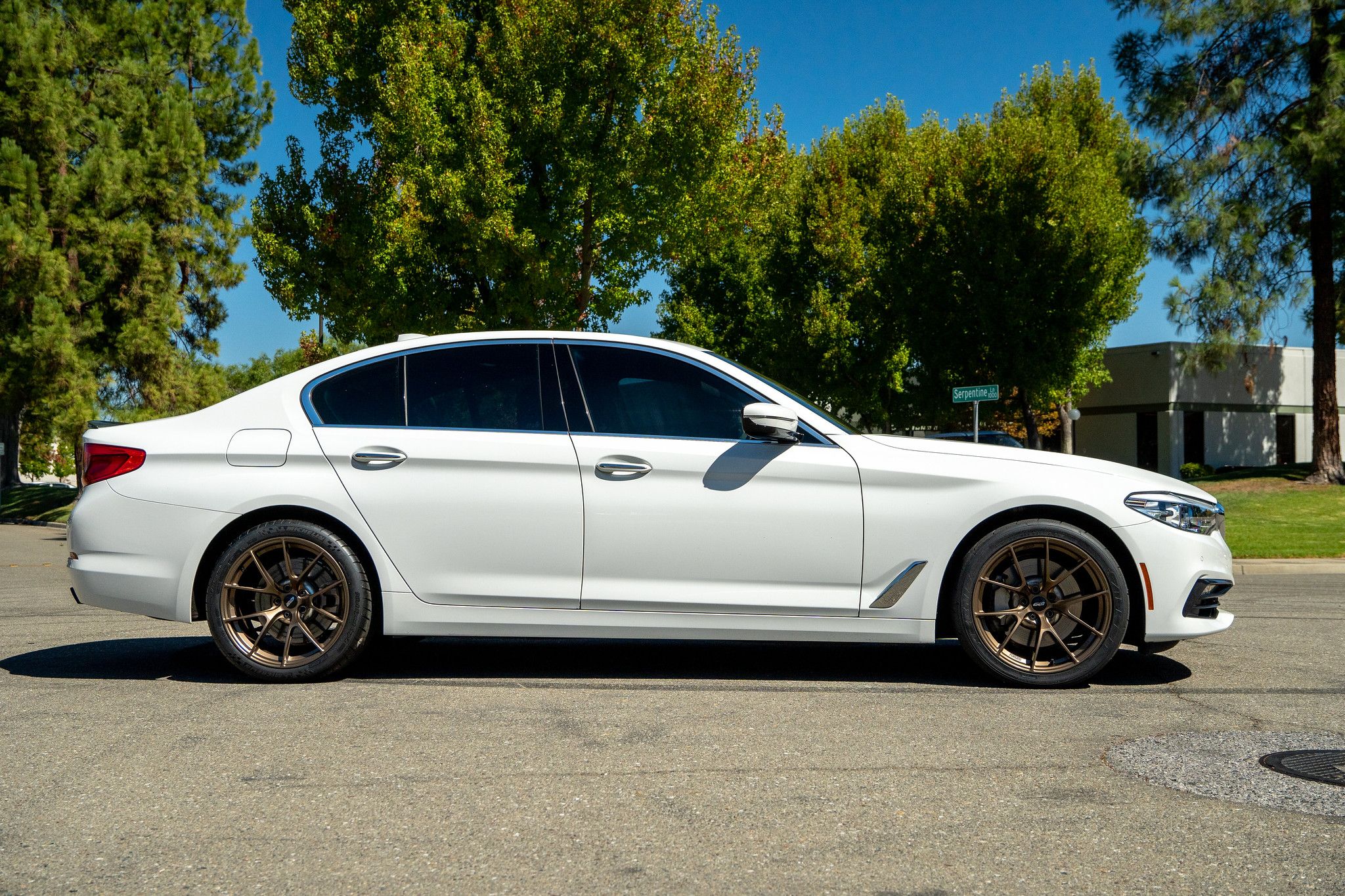 White BMW G30 Sedan 5 Series with 19" VS-5RS Apex wheels in Satin Bronze