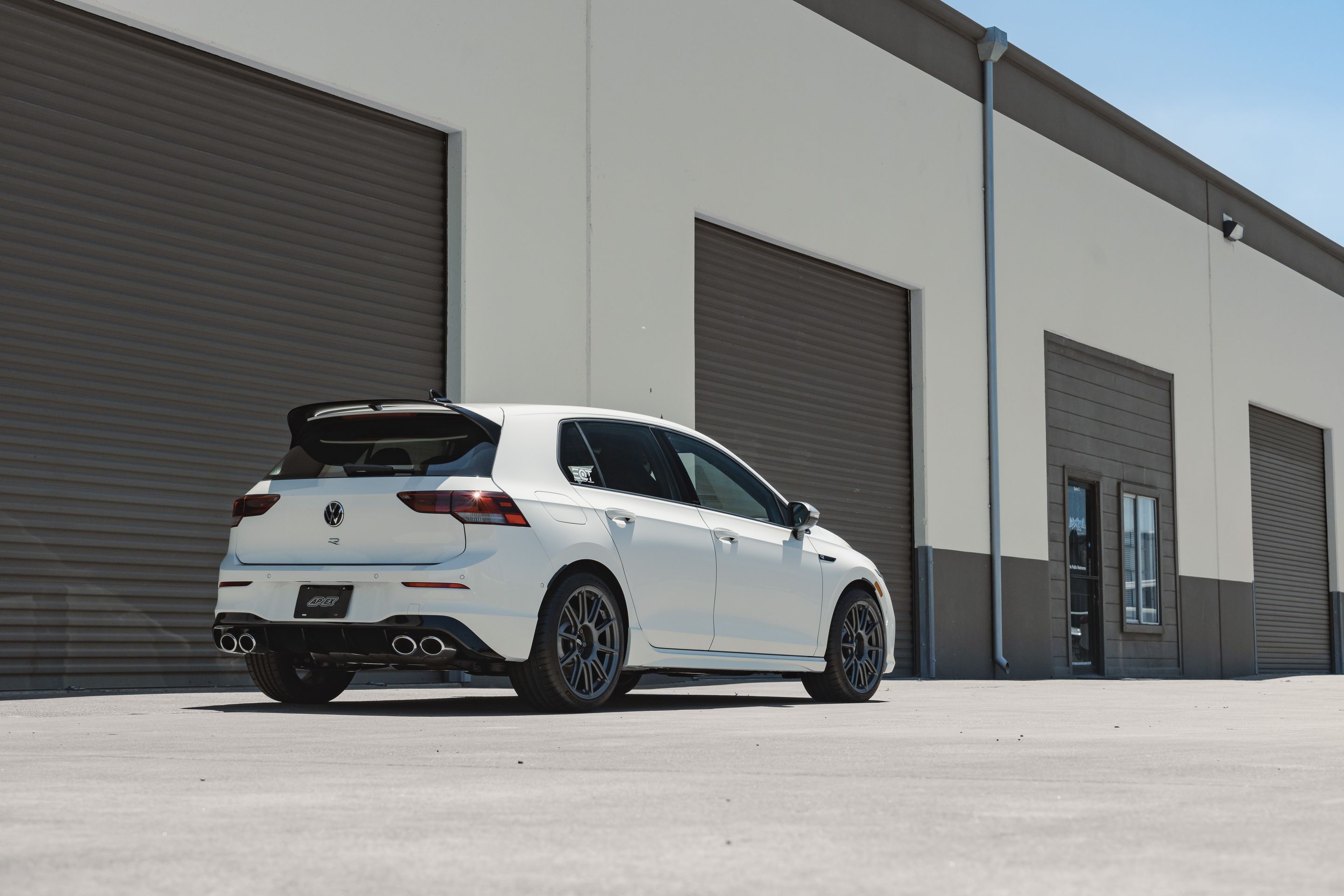 White VW MK8 Golf R with 18" SM-10 Apex wheels in Anthracite