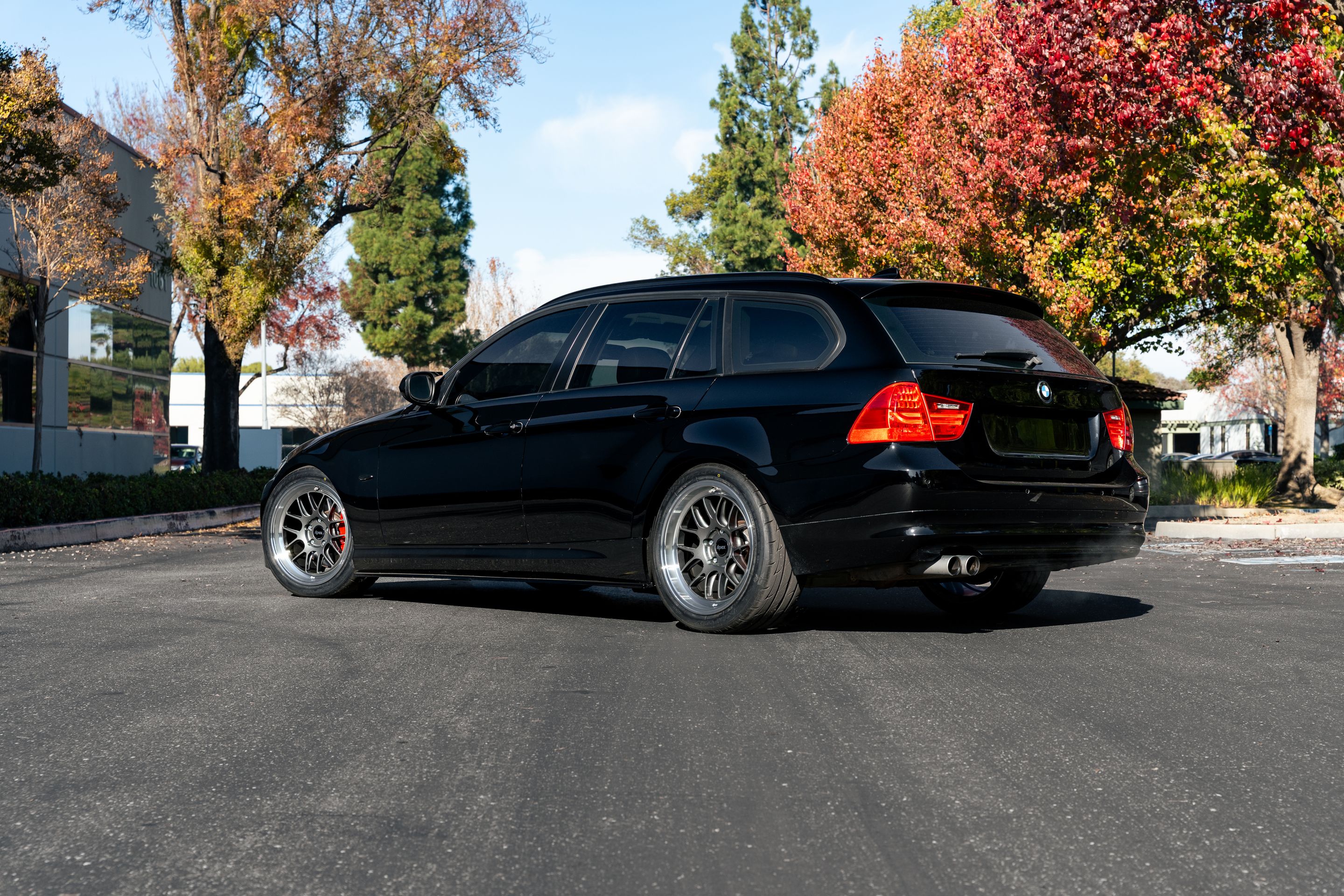 Black BMW E91 LCI Wagon 3 Series with 18" ML-7RT Apex wheels in Machined Lip Anthracite