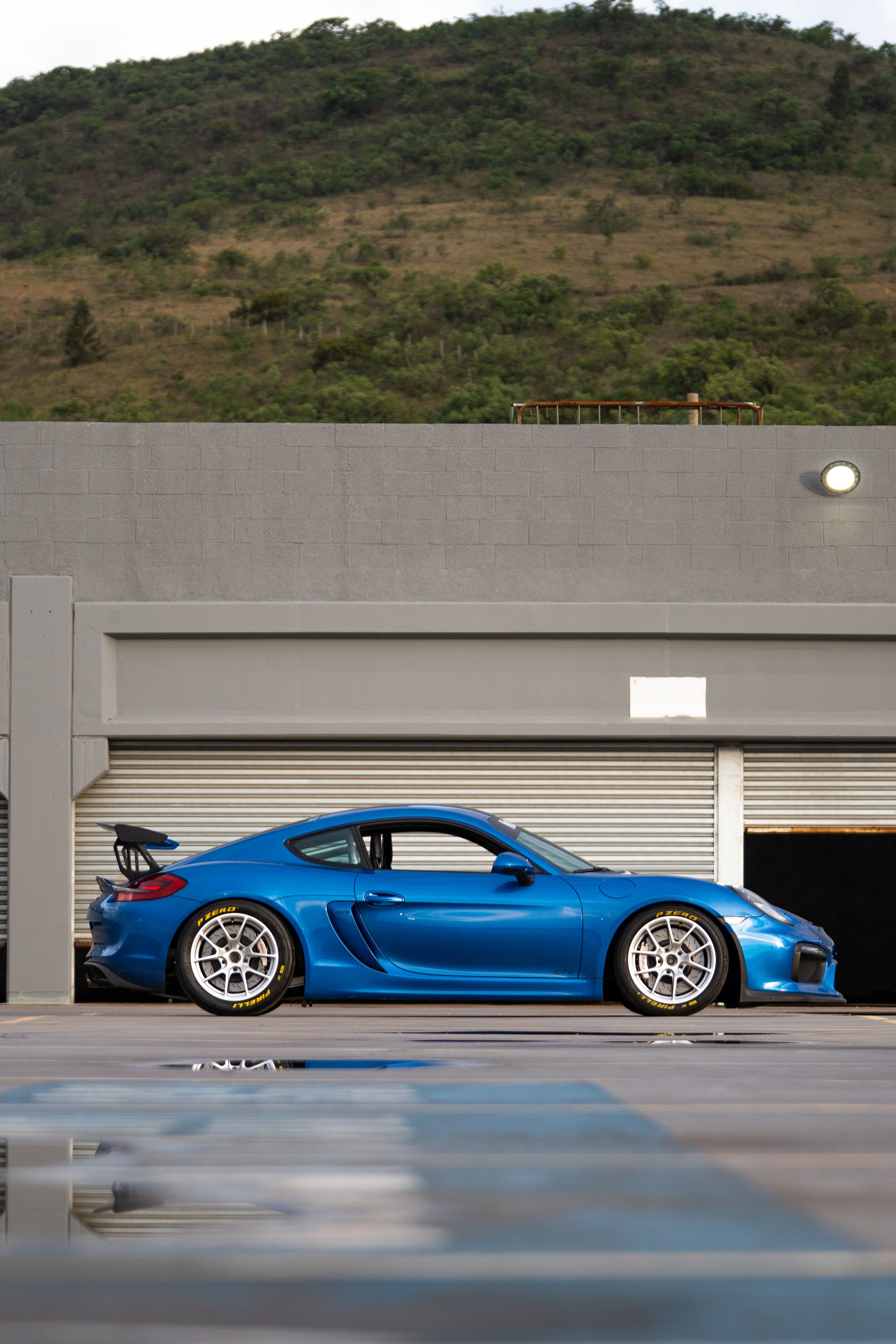 Blue Porsche 981 Cayman GT4 with 18" VS-5RE Apex wheels in Race Silver