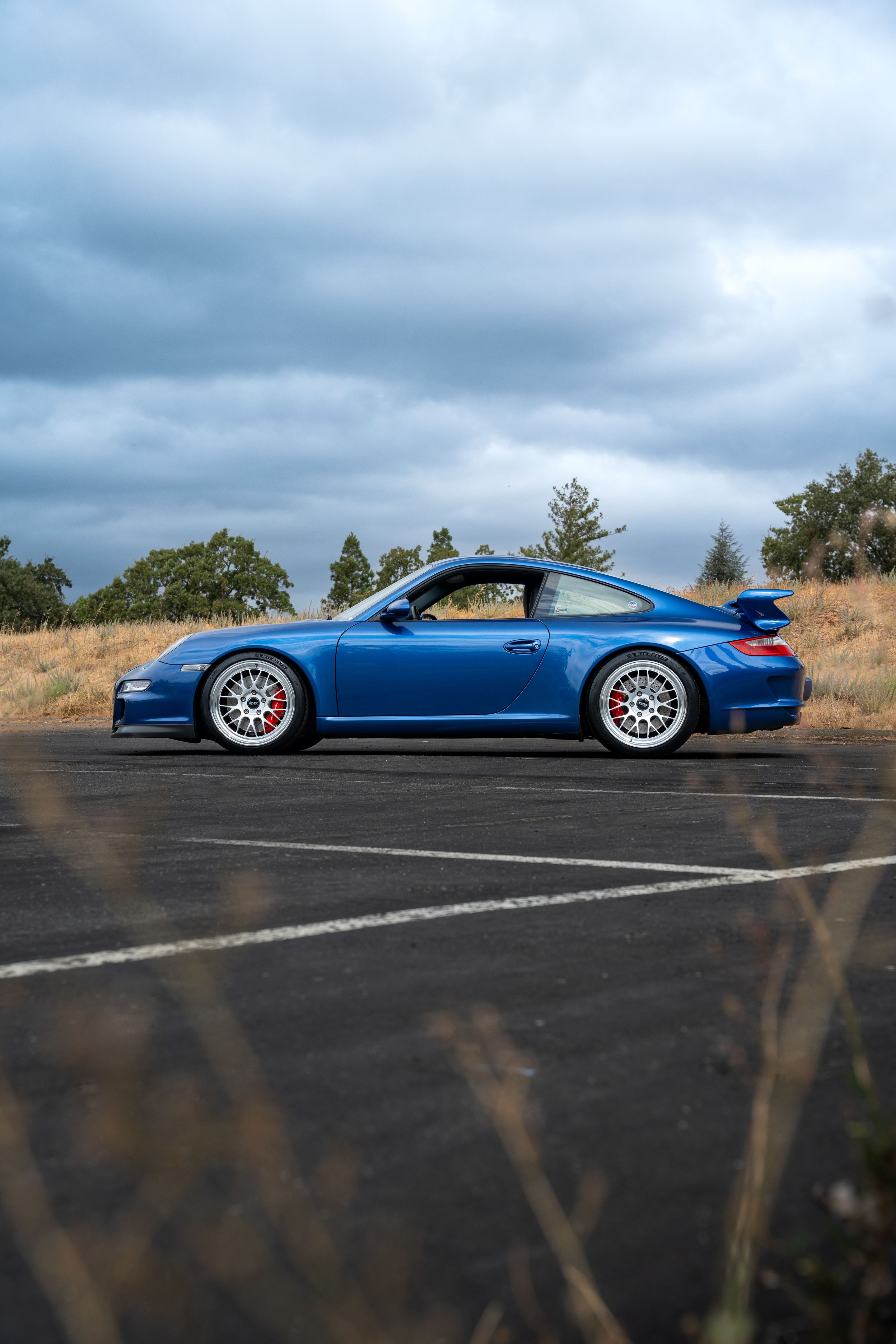 Blue Porsche 911 997 GT3 with 19" ML-10RT Apex wheels in Machined Lip Race Silver