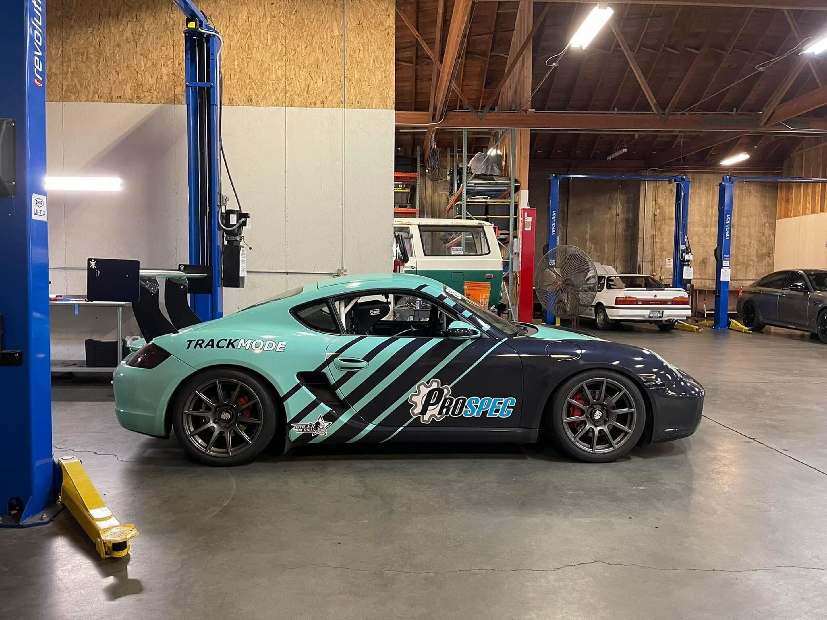 Green Porsche 987 Cayman S with 18" SM-10 Apex wheels in Anthracite