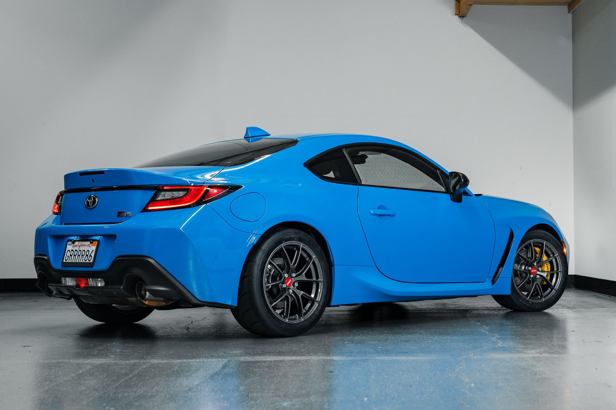 Blue Toyota GR86 with 17" VS-5RS Apex wheels in Anthracite