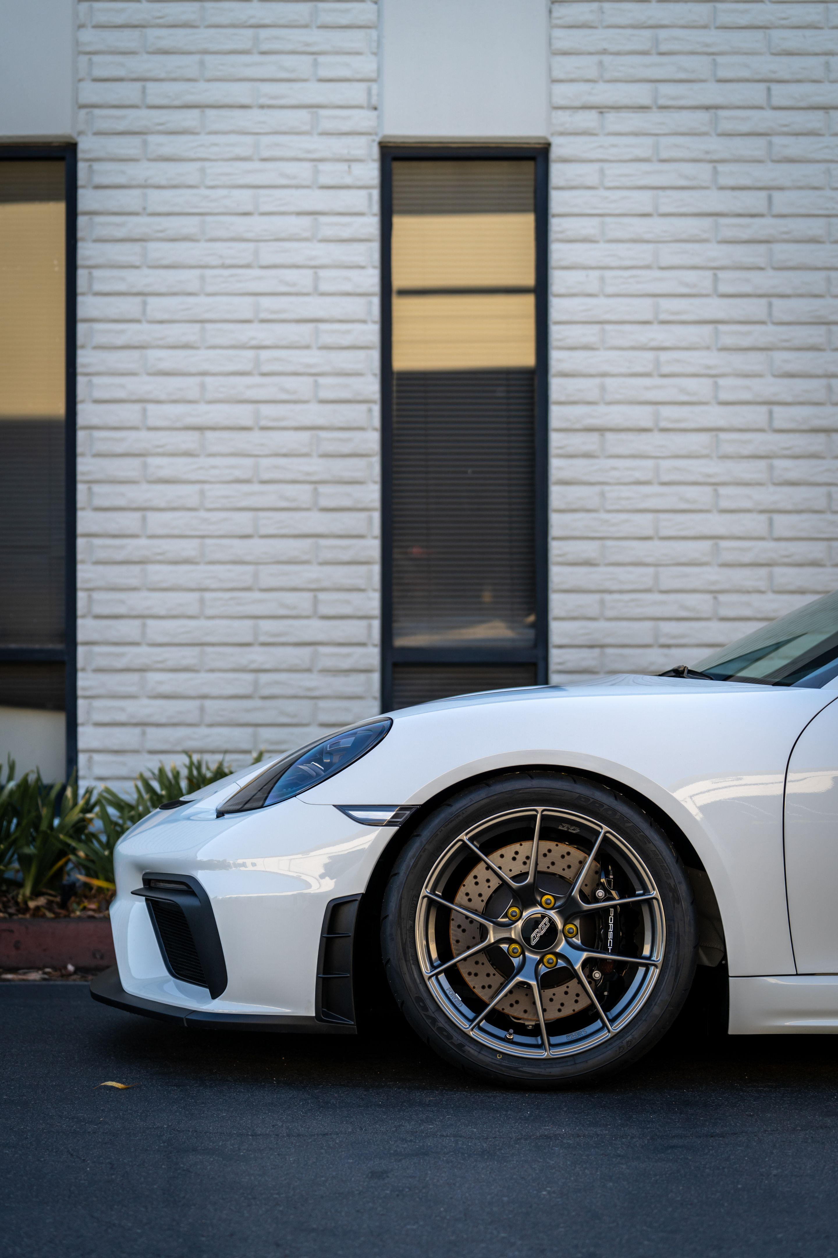 White Porsche 718 Cayman GT4 with 19" VS-5RS Apex wheels in Anthracite