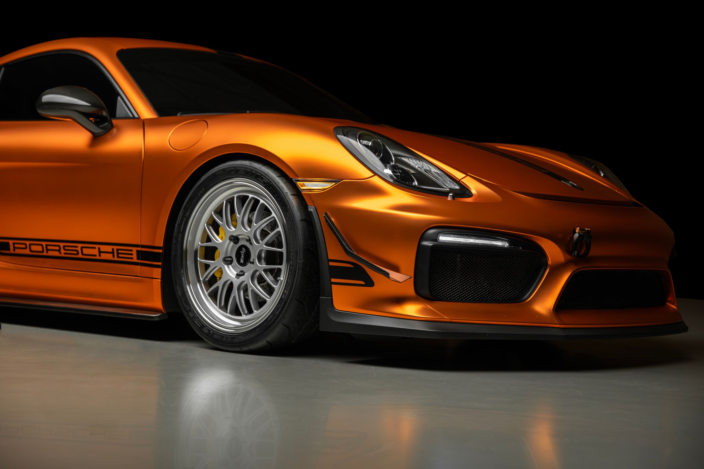 Orange Porsche 981 Cayman GT4 with 19" ML-10RT Apex wheels in Machined Lip Race Silver