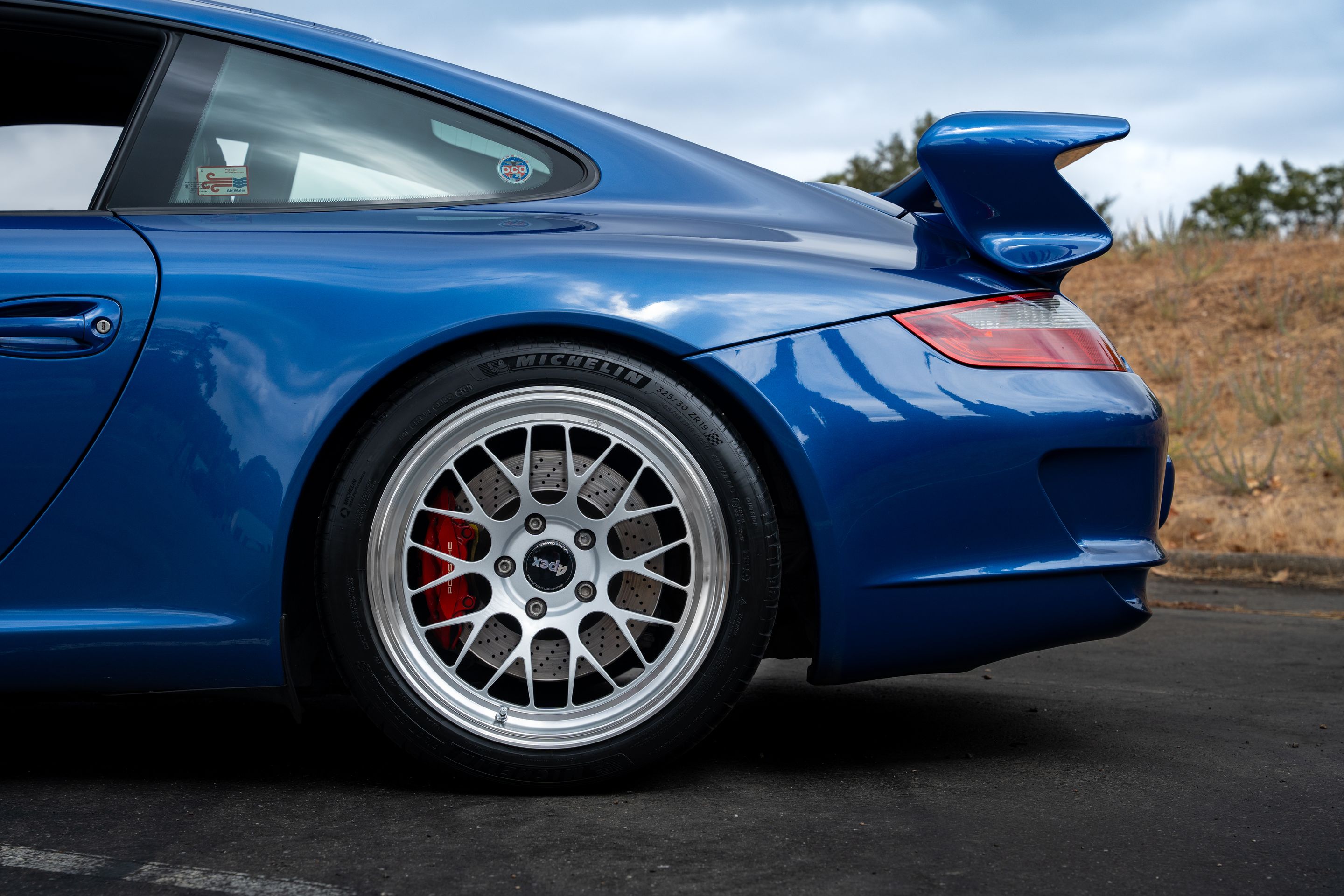 Blue Porsche 911 997 GT3 with 19" ML-10RT Apex wheels in Machined Lip Race Silver