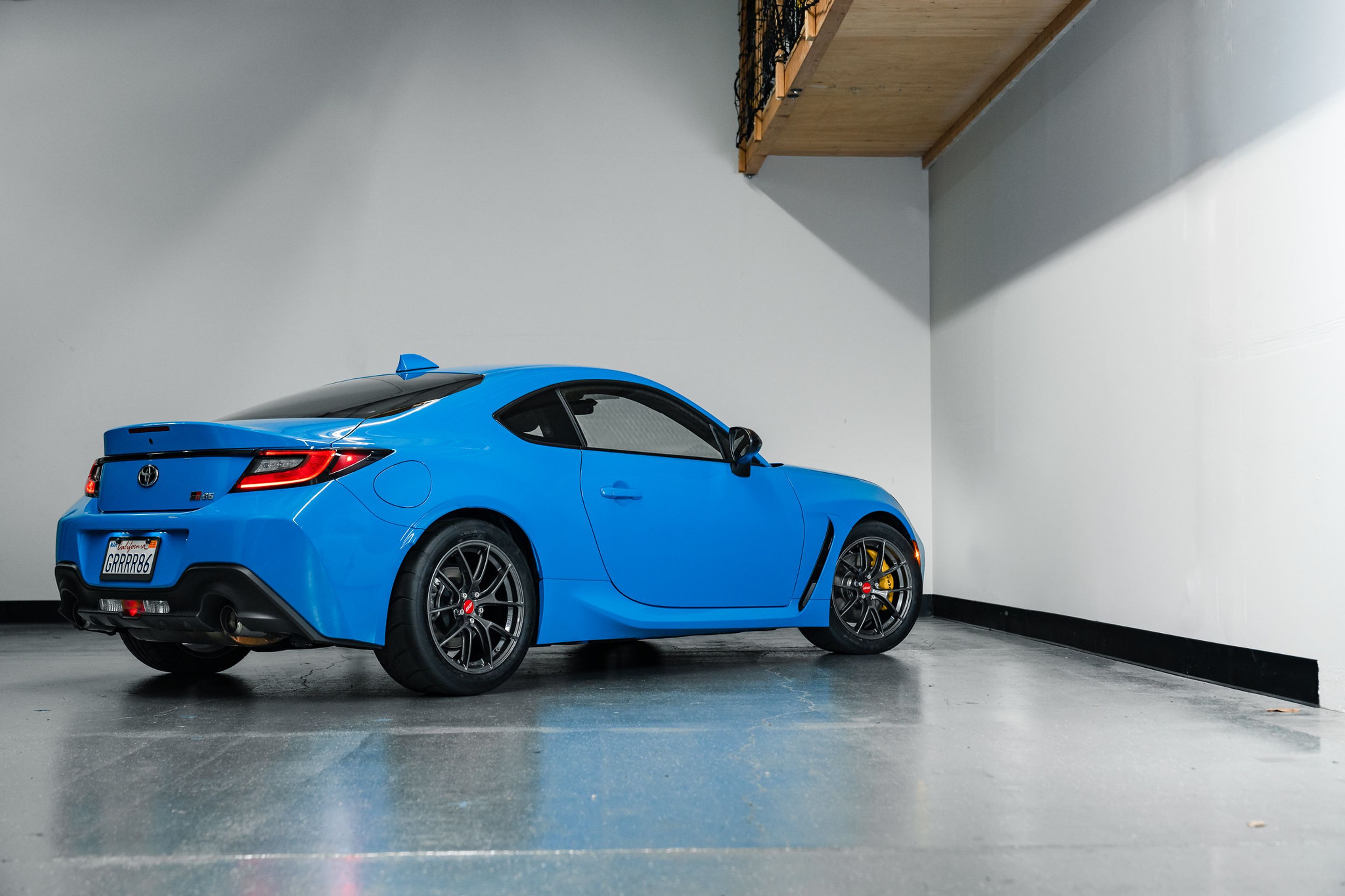 Blue Toyota GR86 with 17" VS-5RS Apex wheels in Anthracite