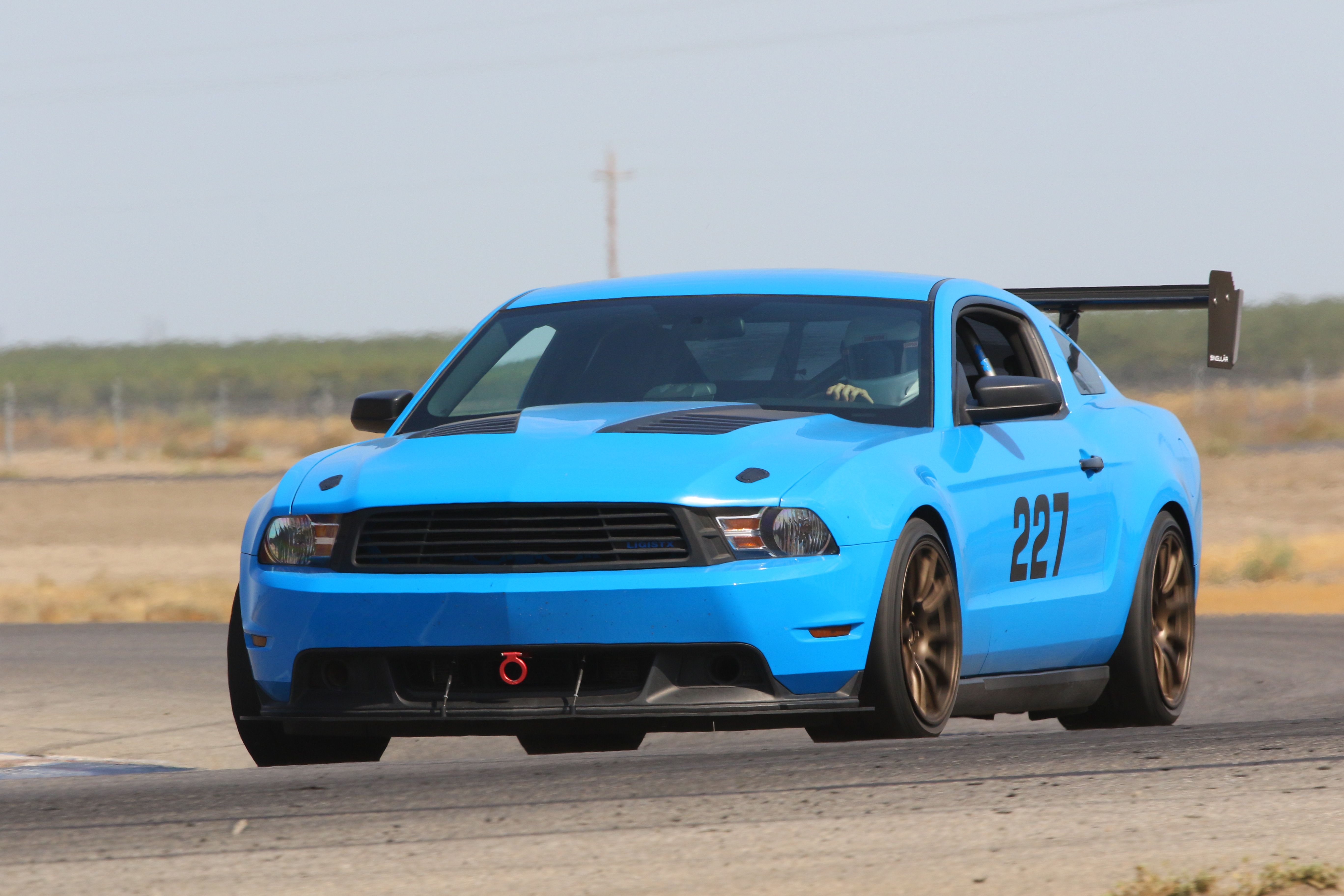 Ford S197 Mustang V6 with 18
