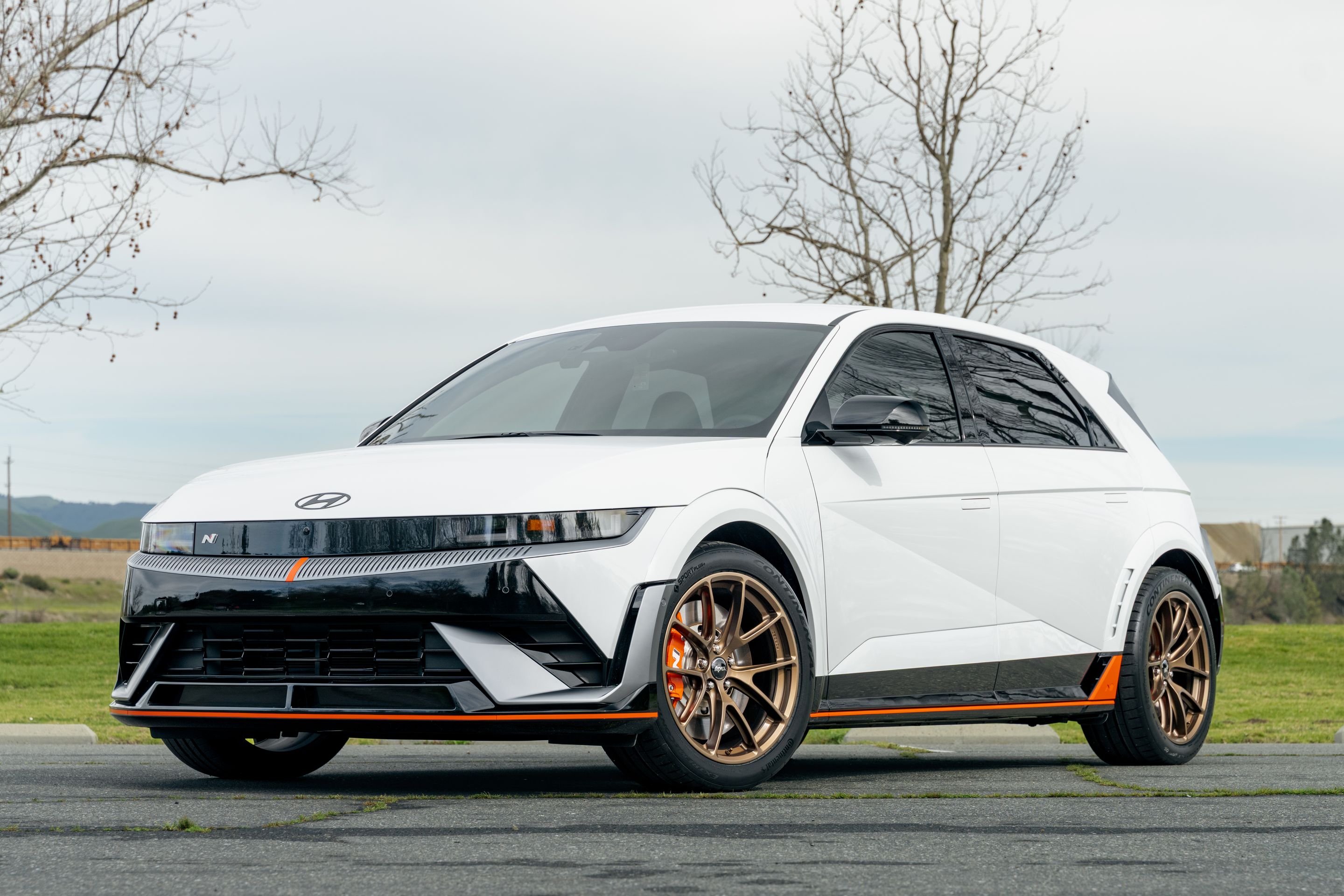 White Hyundai IONIQ 5 N with 20" VS-5RX Apex wheels in Satin Bronze