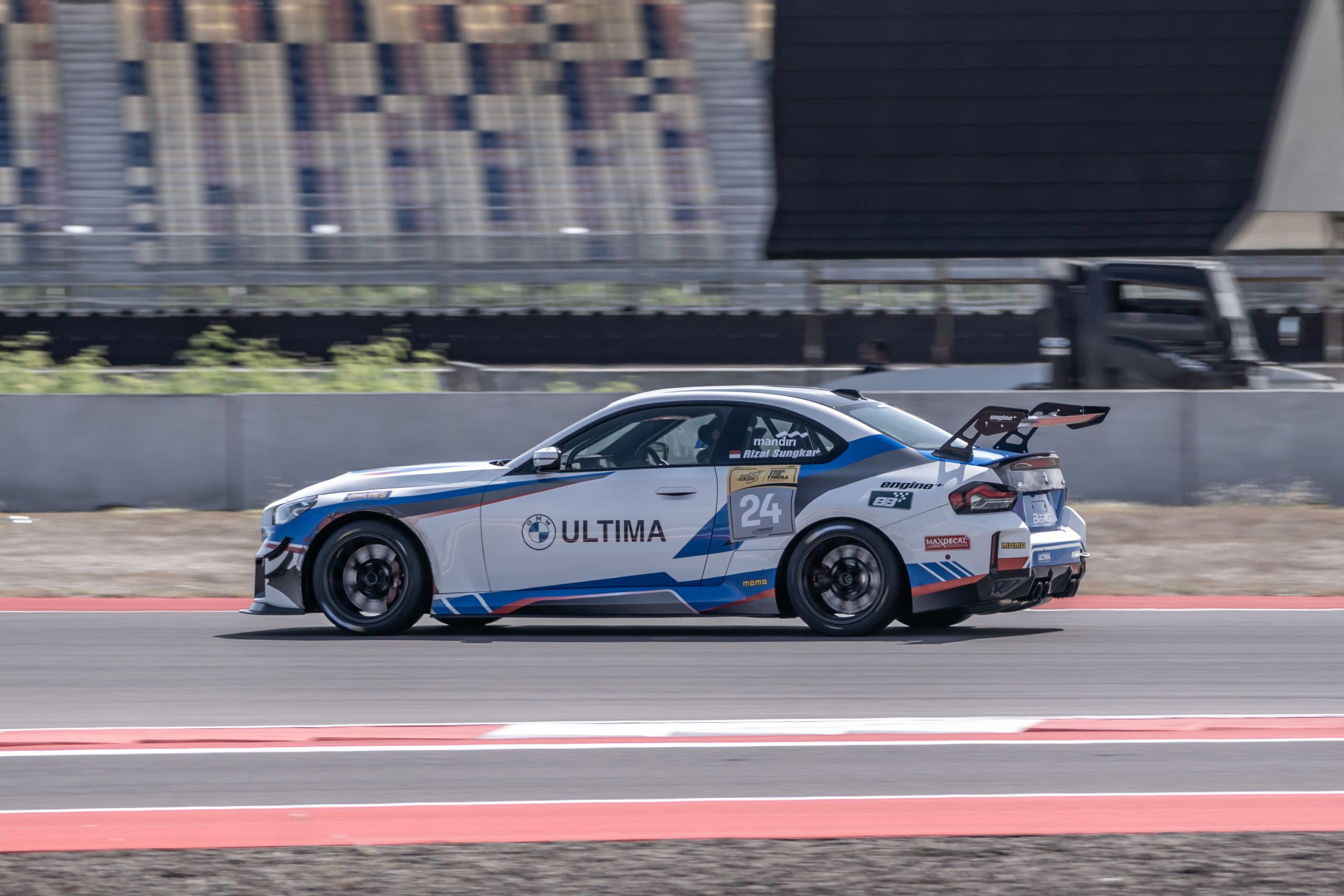 Multicolor BMW G87 M2 with 18" VS-5RS Apex wheels in Satin Black