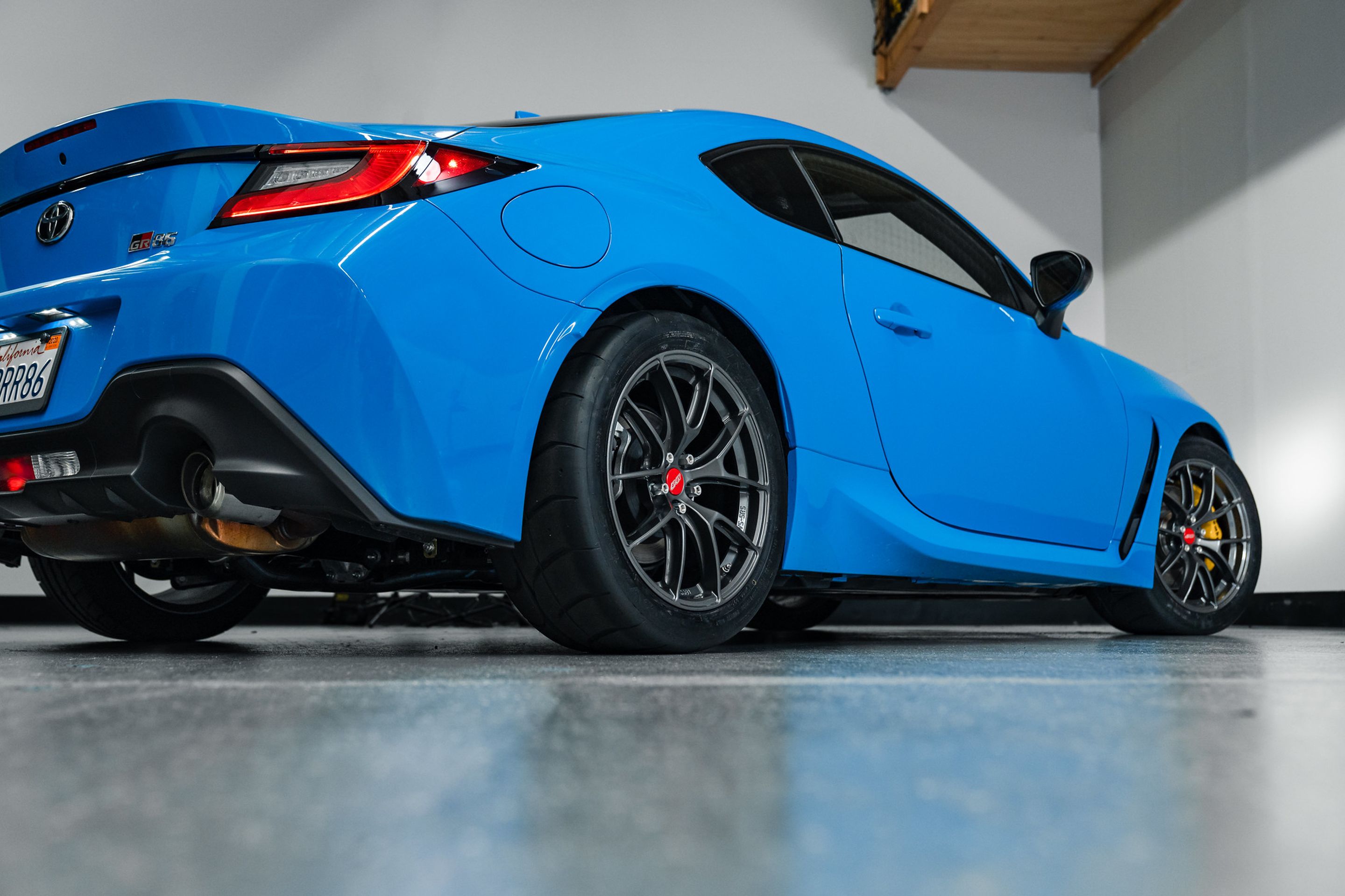 Blue Toyota GR86 with 17" VS-5RS Apex wheels in Anthracite