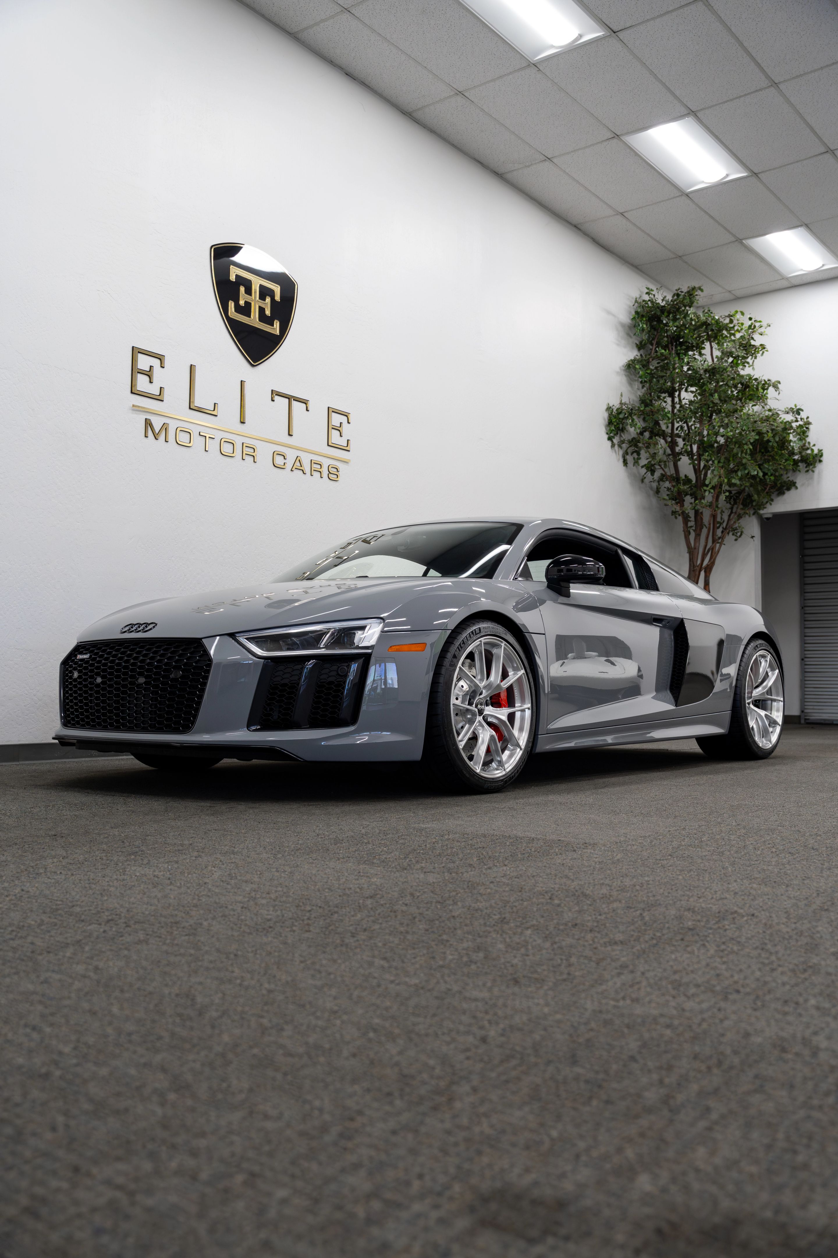 Grey Audi Gen 2 R8 with 19"/20" VS-5RS Apex wheels in Brushed Clear