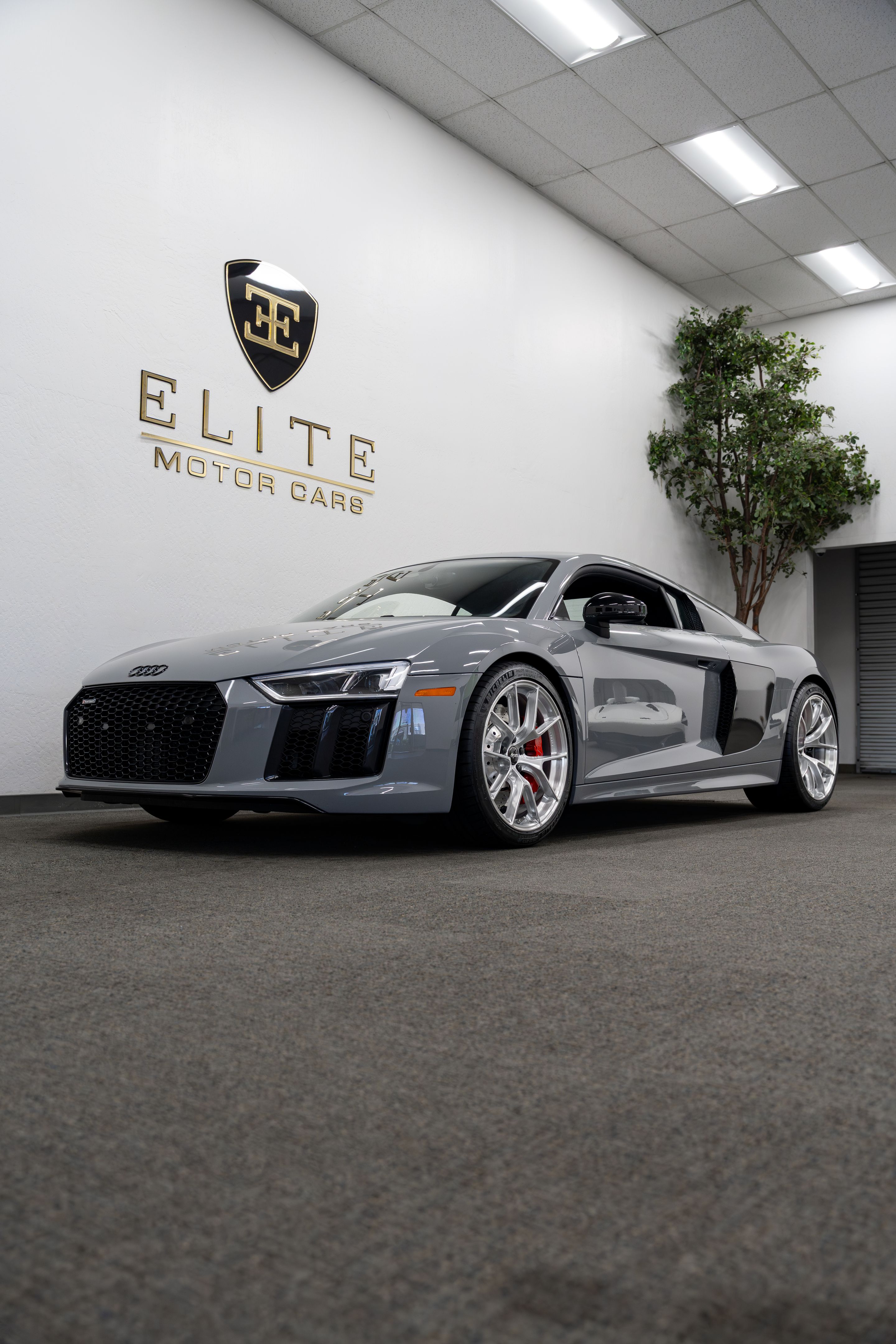 Grey Audi Gen 2 R8 with 19"/20" VS-5RS Apex wheels in Brushed Clear