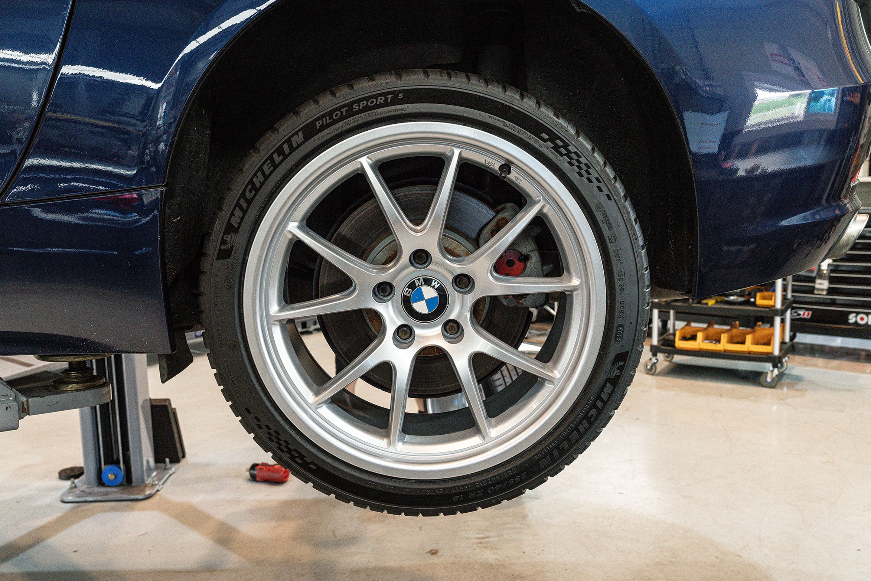 Blue BMW E89 Z4 with 18" FL-5 Apex wheels in Race Silver