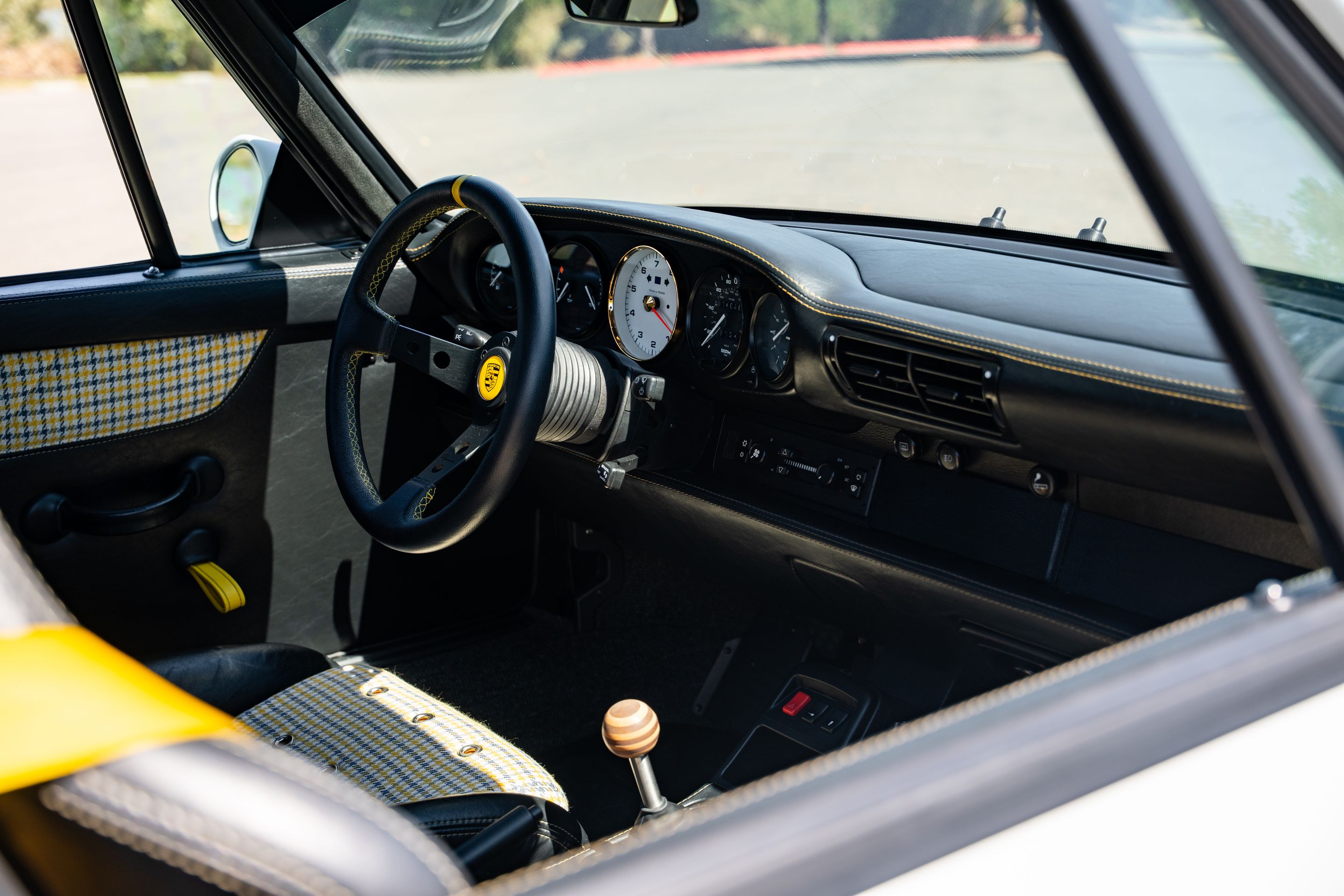 White Porsche 911 993 Carrera with 18" ML-10RT Apex wheels in Machined Lip Gloss Motorsport Gold