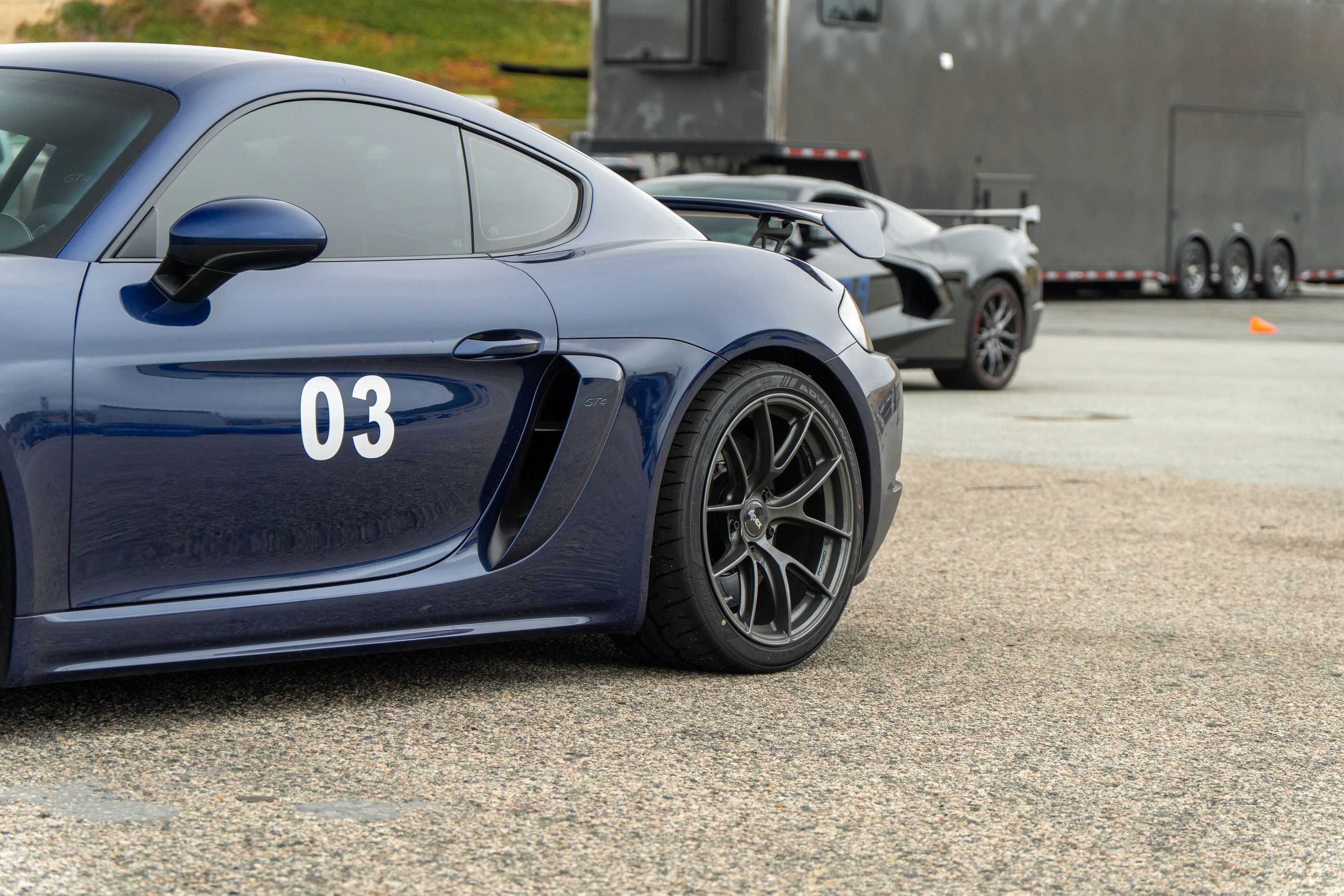 Blue Porsche 718 Cayman GT4 with 19" VS-5RS Apex wheels in Anthracite