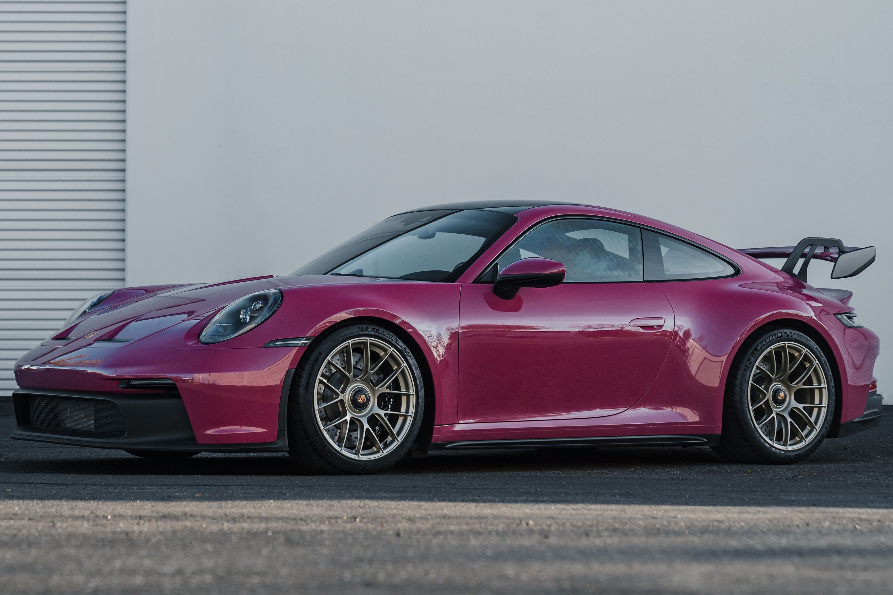 Pink Porsche 911 992.1 GT3 with 19" EC-7RS Apex wheels in Motorsport Gold