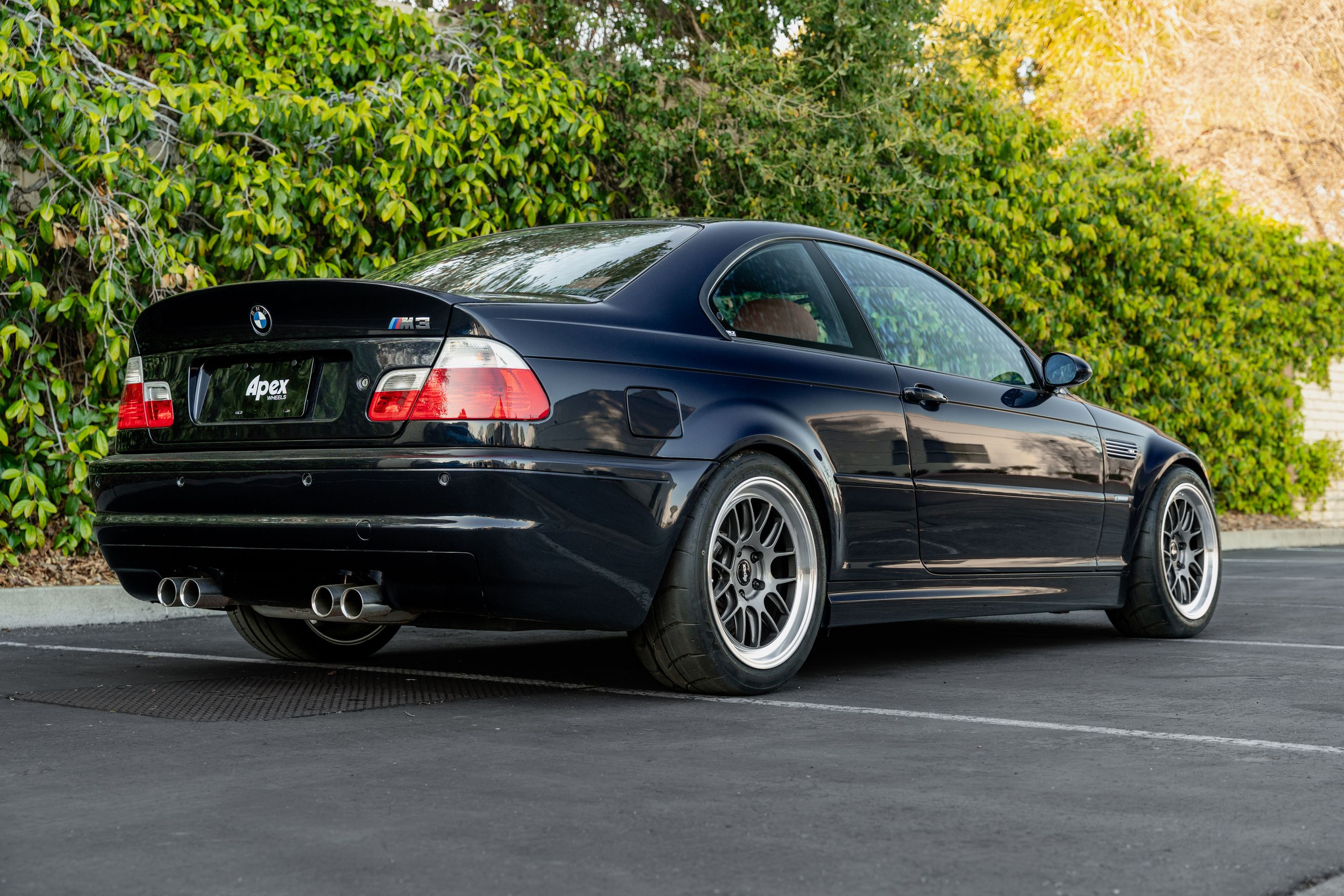 Black BMW E46 M3 with 18" ML-7RT Apex wheels in Machined Lip Anthracite
