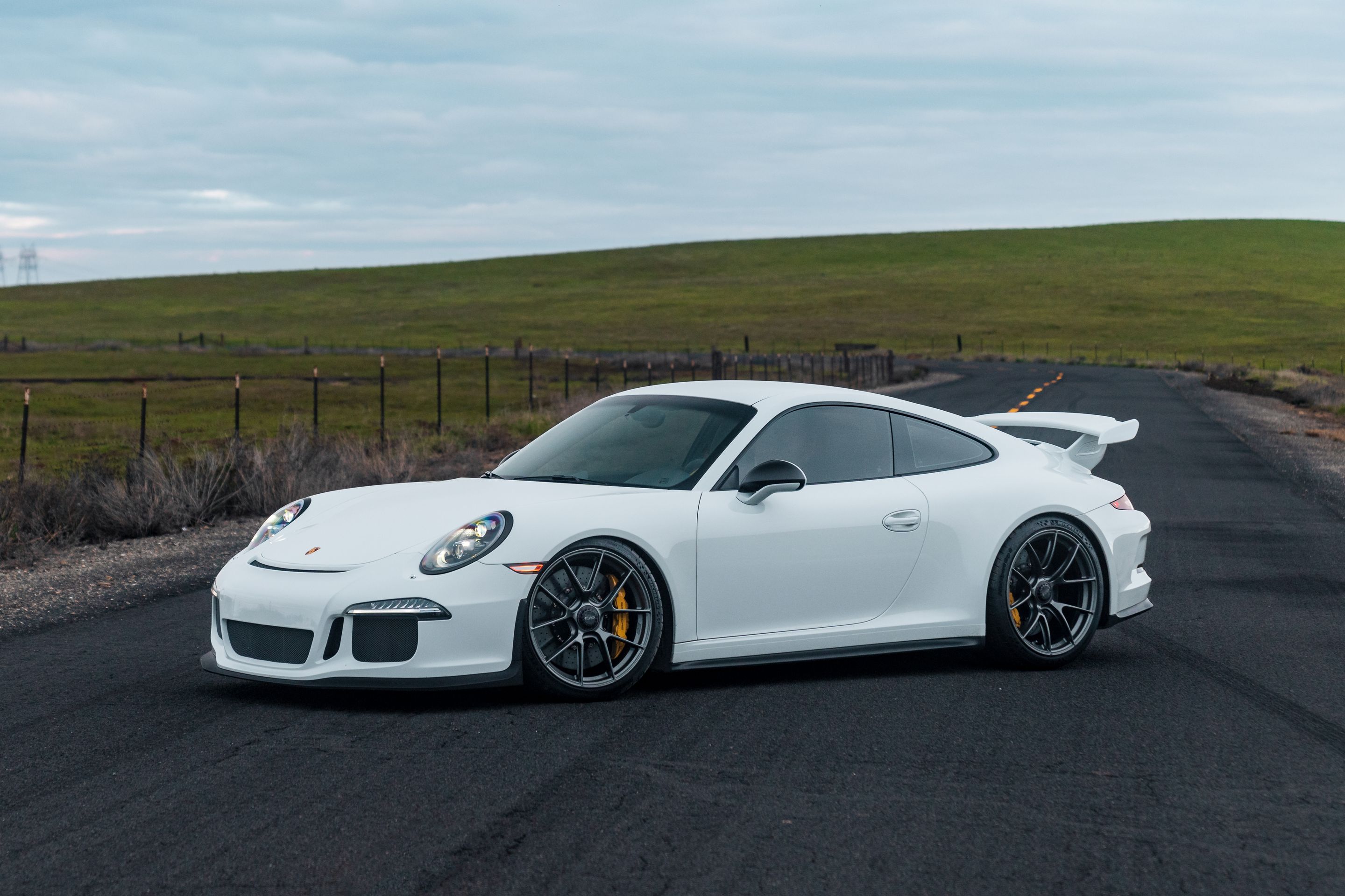 White Porsche 911 991.1 GT3 with 20" VS-5RS Apex wheels in Anthracite
