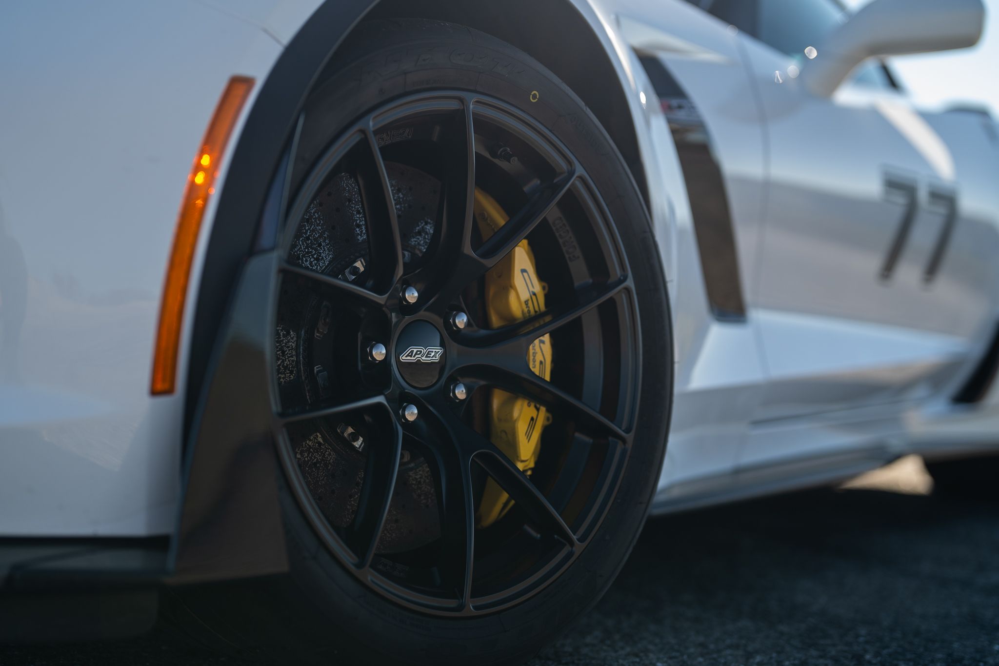 White Chevrolet C7 Corvette Z06 with 18" VS-5RS Apex wheels in Satin Black