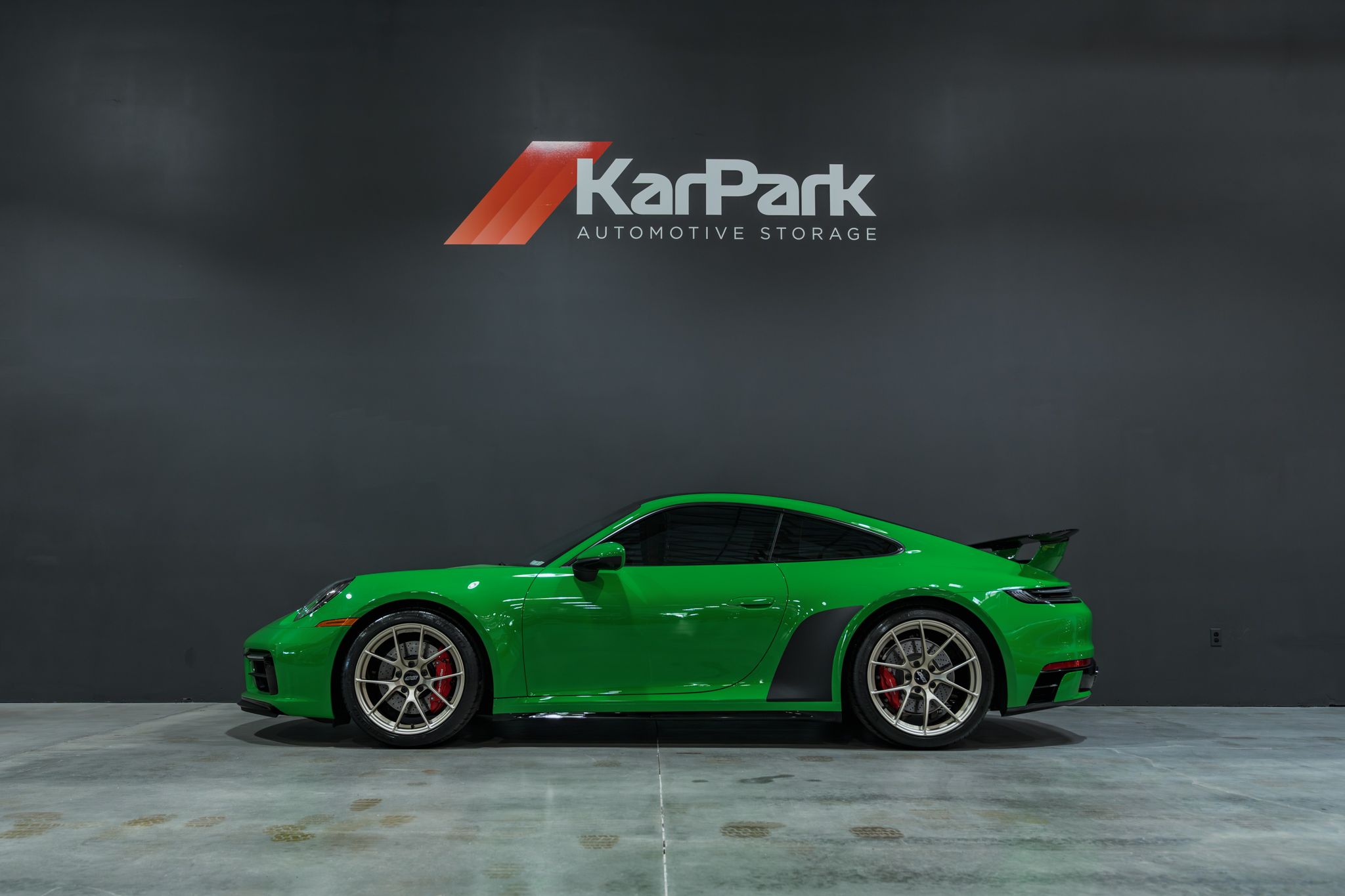 Green Porsche 911 992.1 Carrera S with 19"/20" VS-5RS Apex wheels in Motorsport Gold