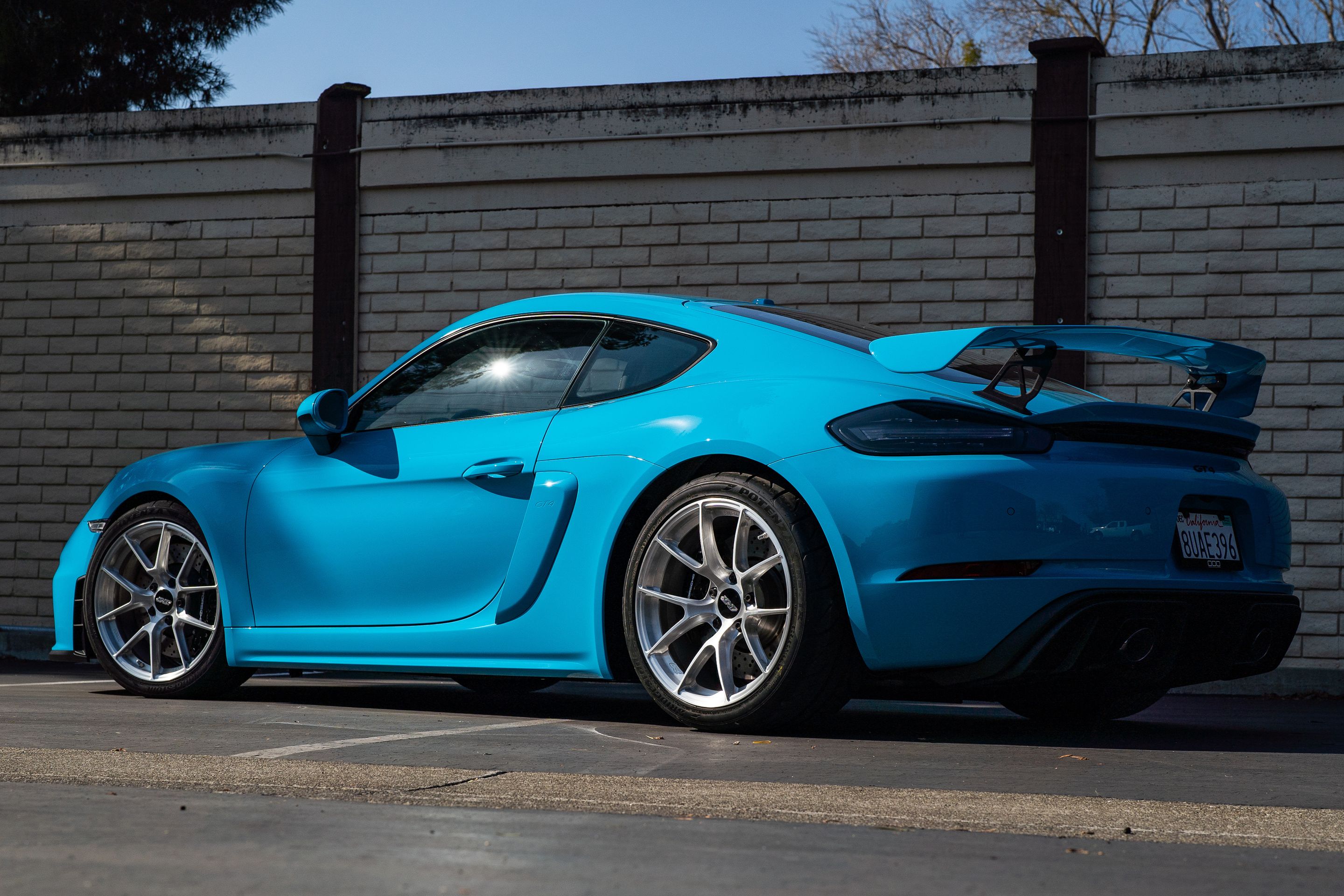Blue Porsche 718 Cayman GT4 with 19" VS-5RS Apex wheels in Brushed Clear