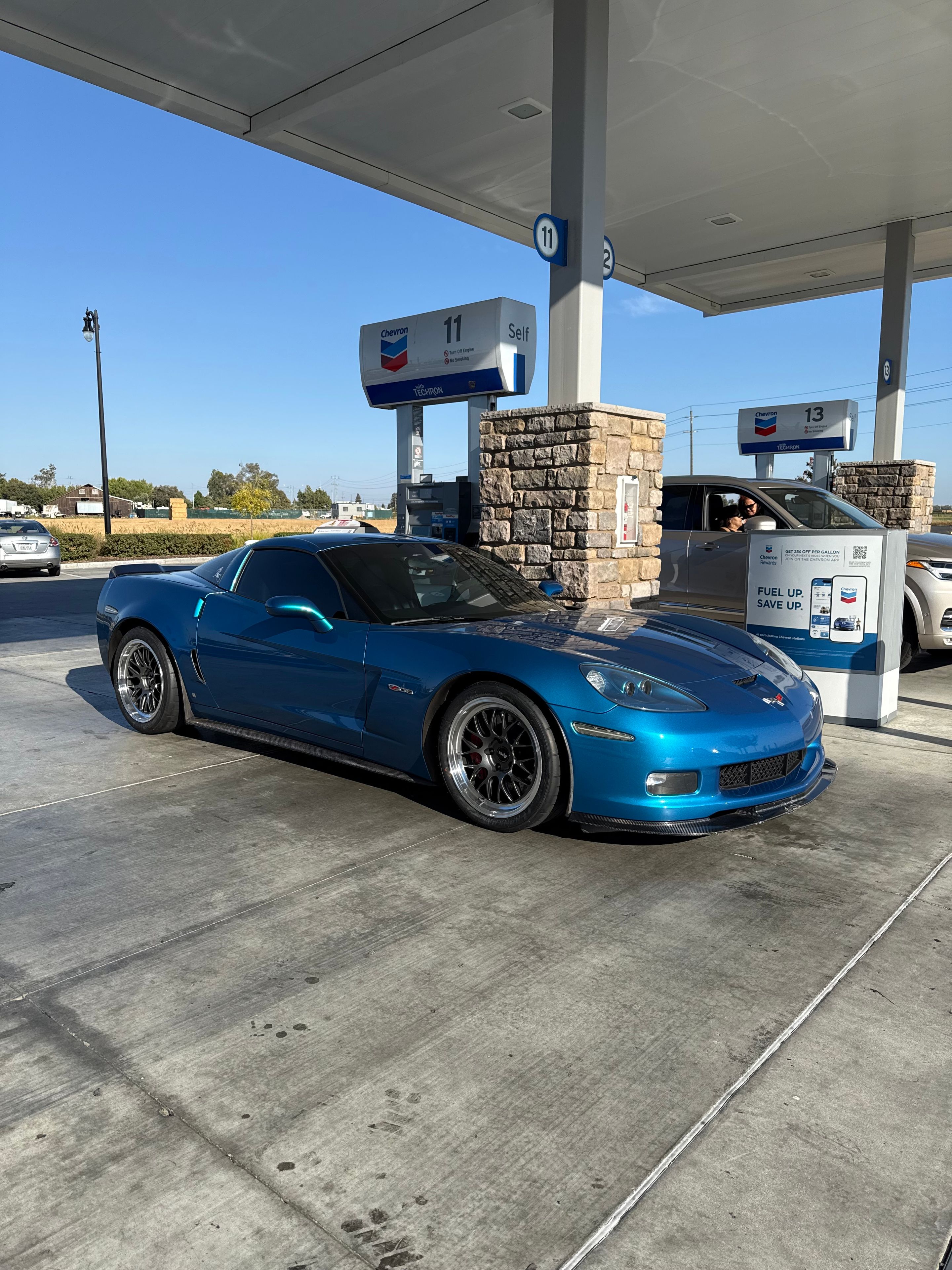 Blue Chevrolet C6 Corvette Z06 with 18" ML-10RT Apex wheels in Machined Lip Anthracite