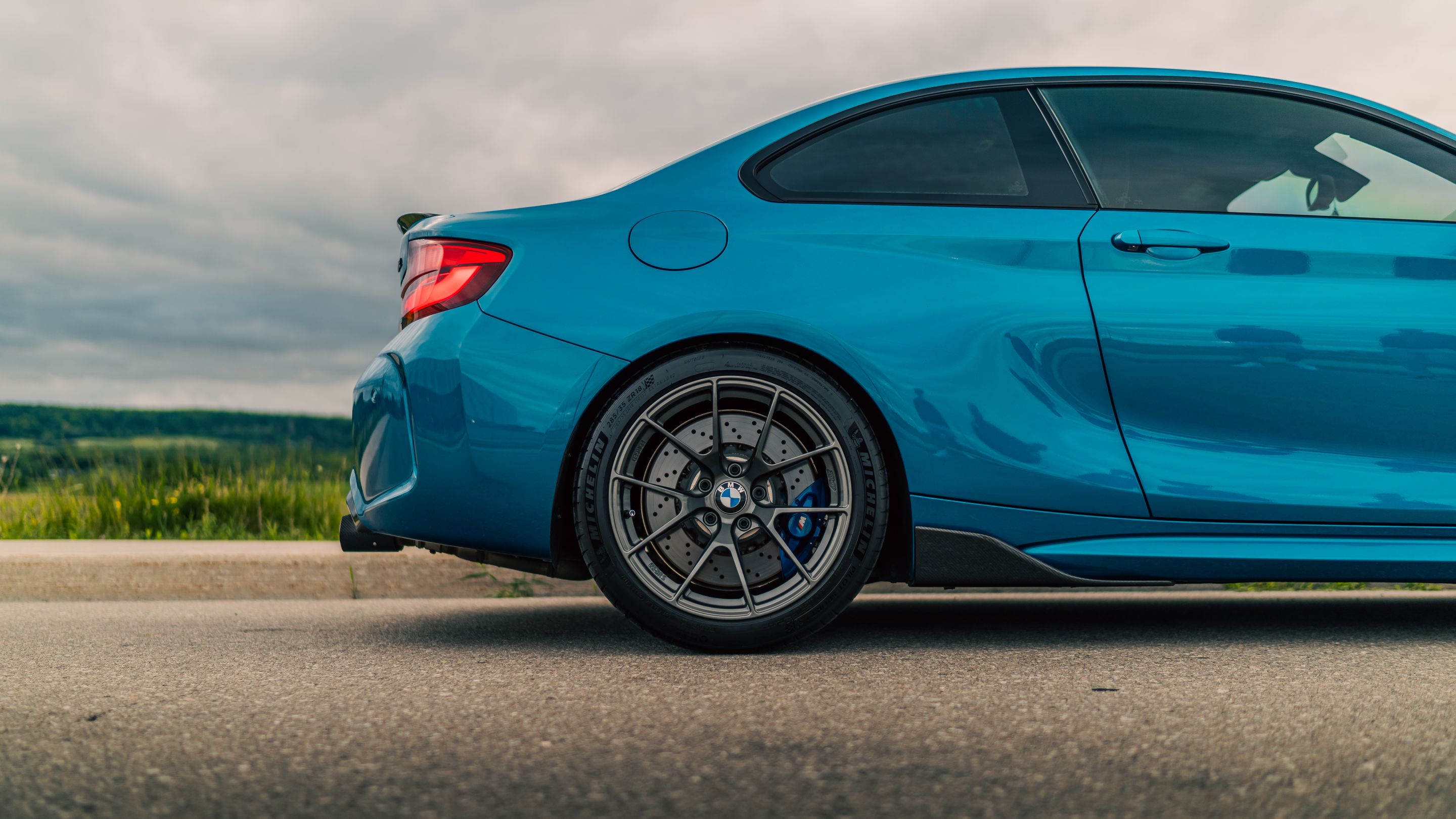 Blue BMW F87 M2 with 18" VS-5RS Apex wheels in Anthracite