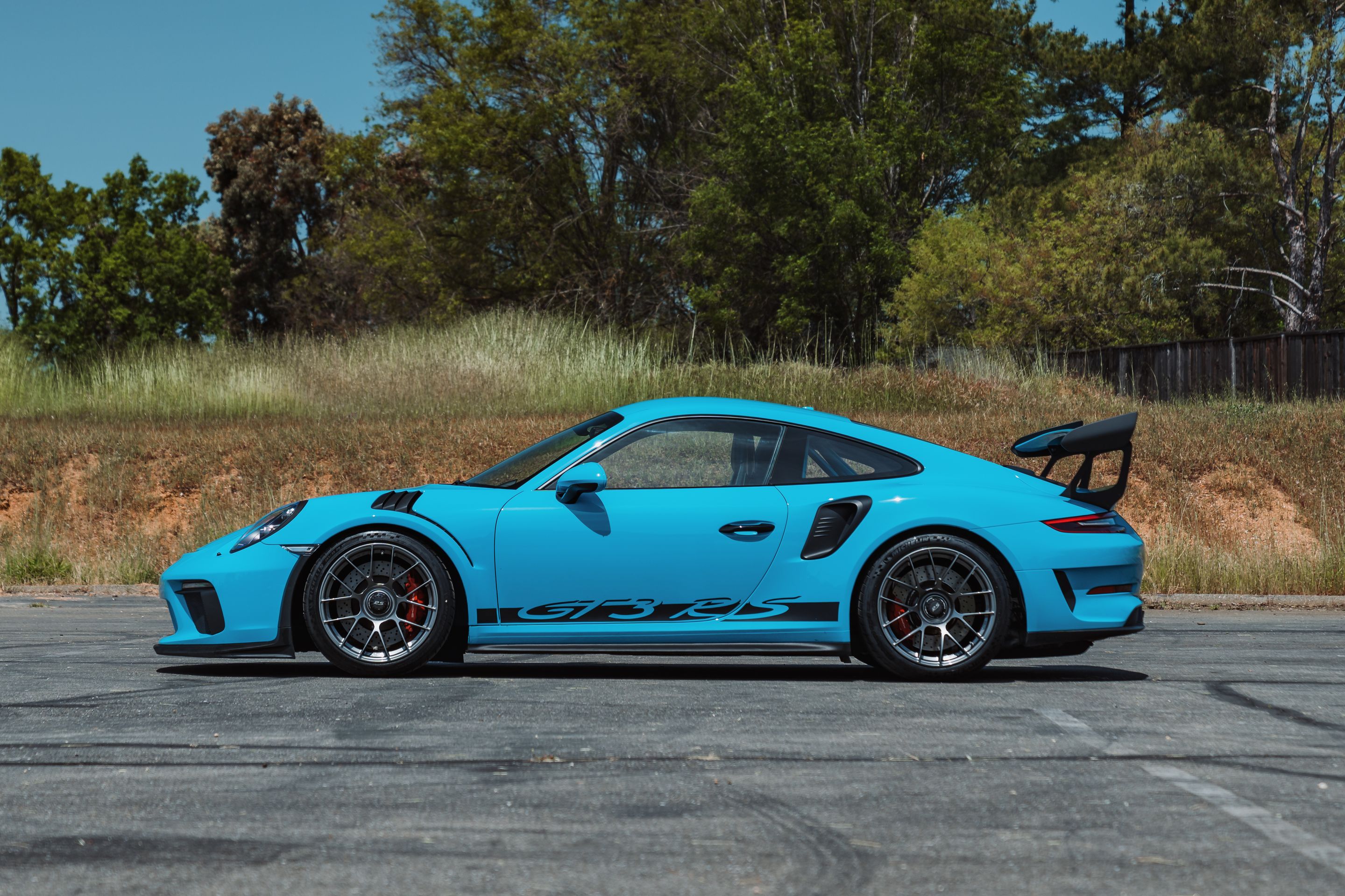 Blue Porsche 911 991.2 GT3 RS with 19" EC-7RS Apex wheels in Anthracite