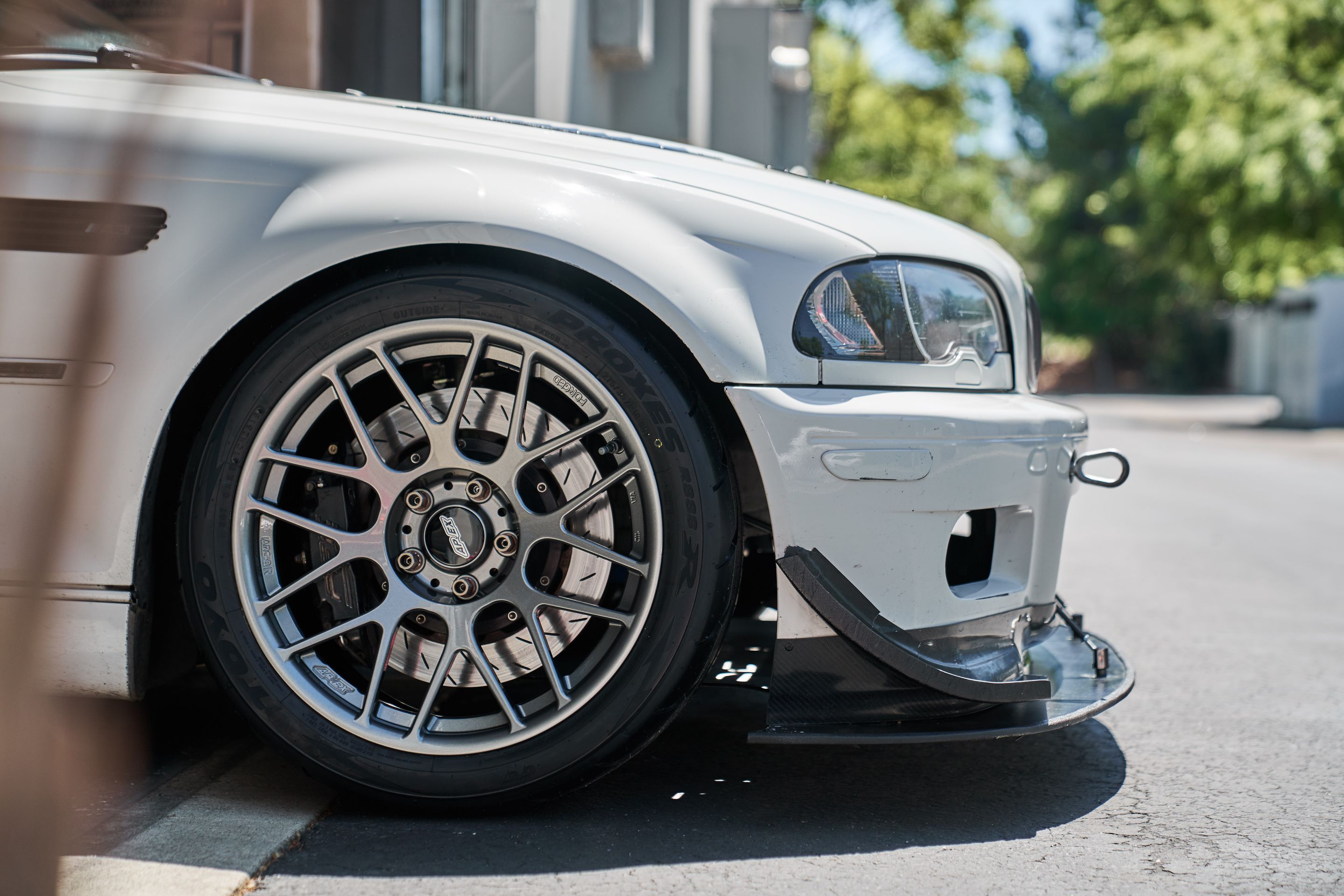 White BMW E46 M3 with 18" ARC-8R Apex wheels in Anthracite