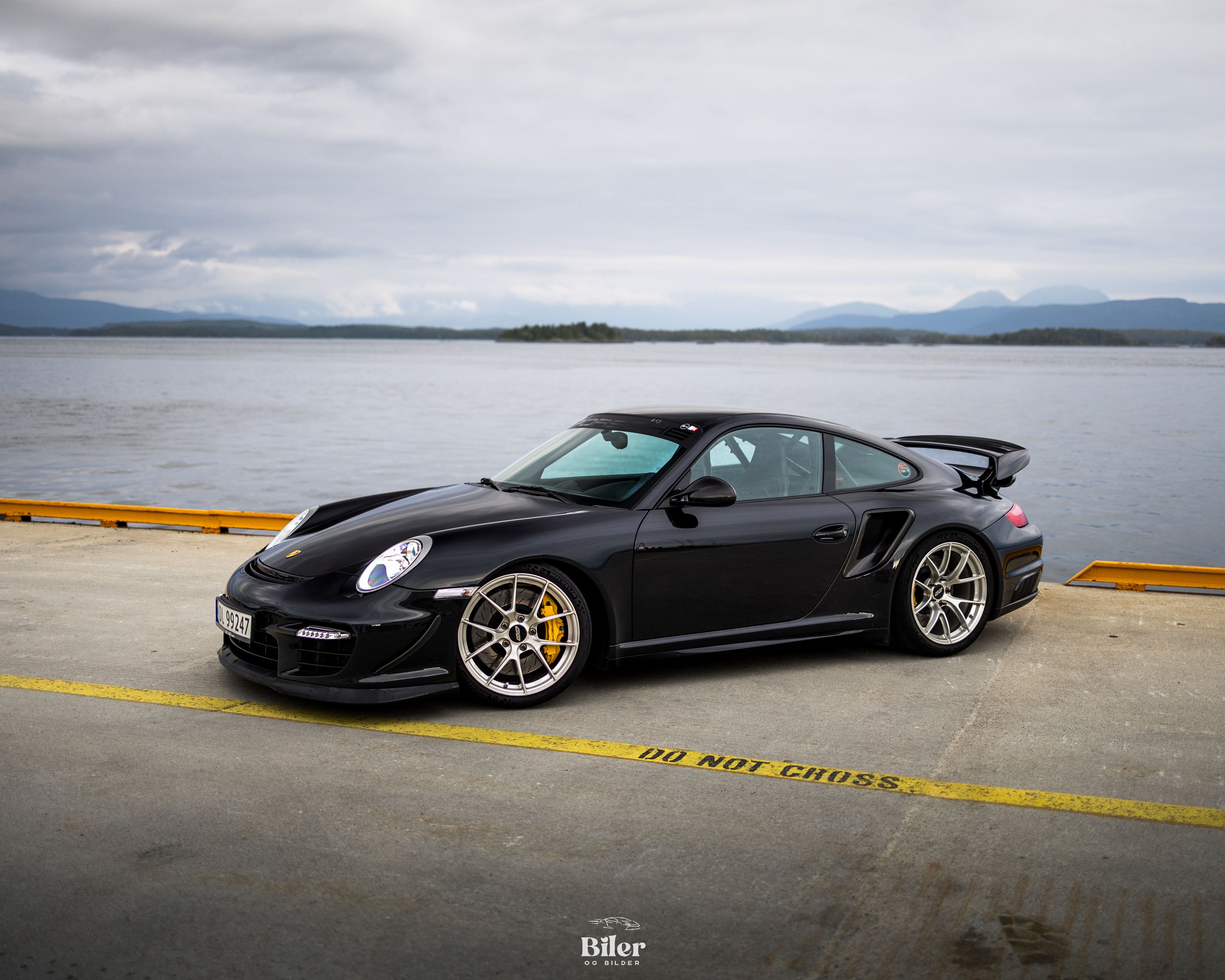 Black Porsche 911 997 GT2 with 19" VS-5RS Apex wheels in Brushed Clear