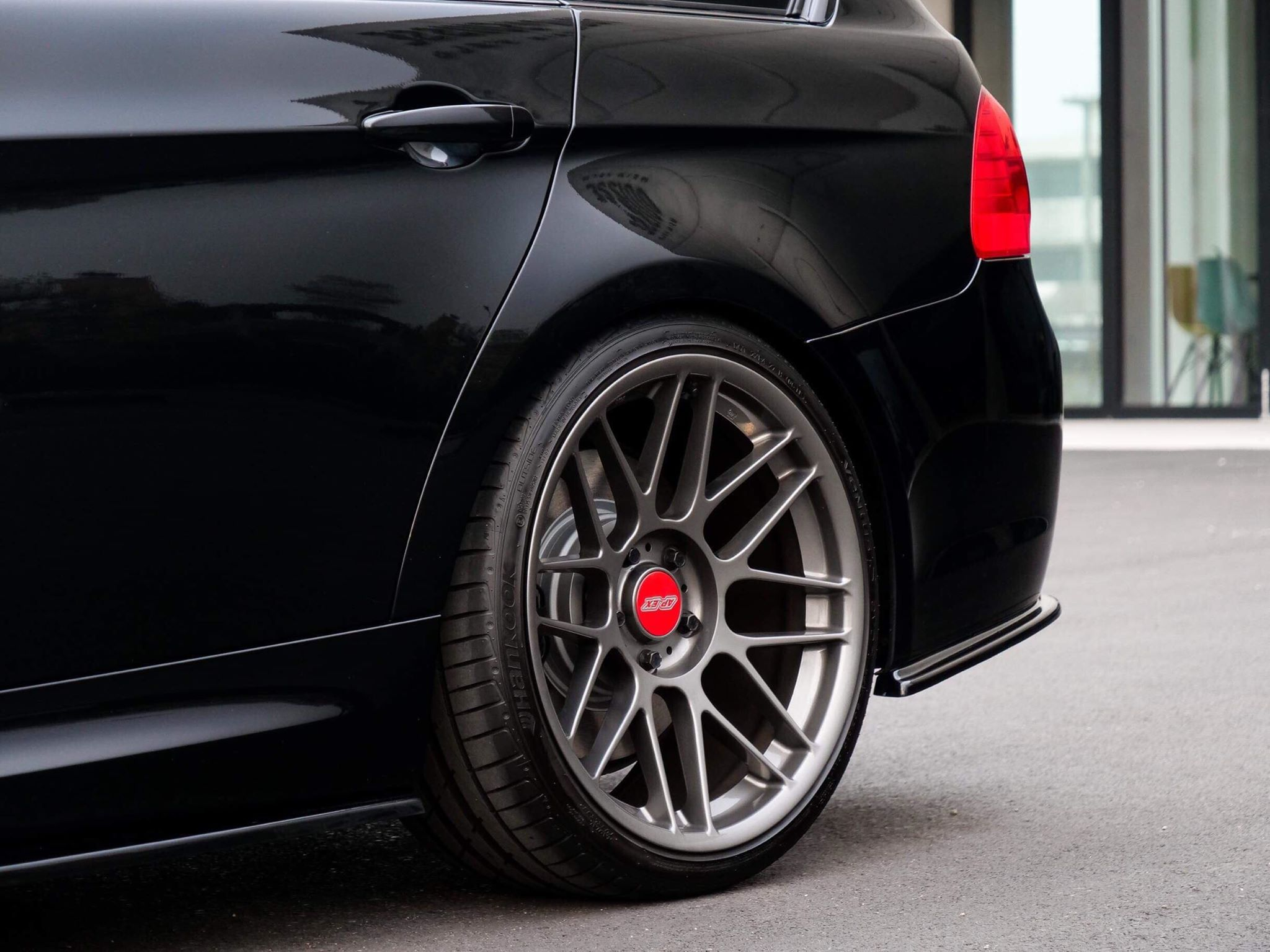 Black BMW E91 LCI Wagon 3 Series with 19" ARC-8 Apex wheels in Anthracite