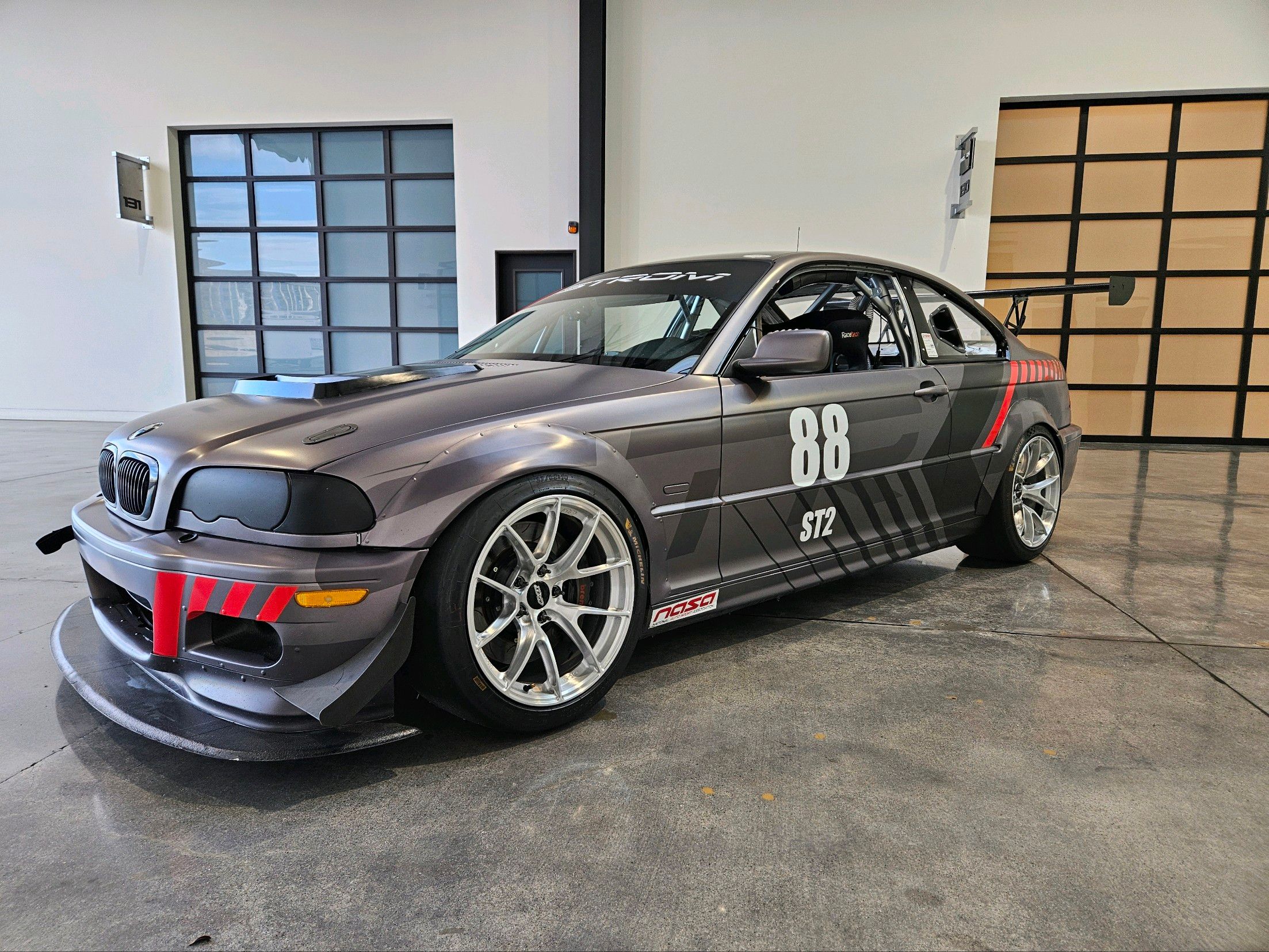 Multicolor BMW E46 3 Series with 18" VS-5RS Apex wheels in Brushed Clear